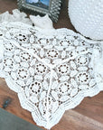 Foulard triangle blanc en crochet