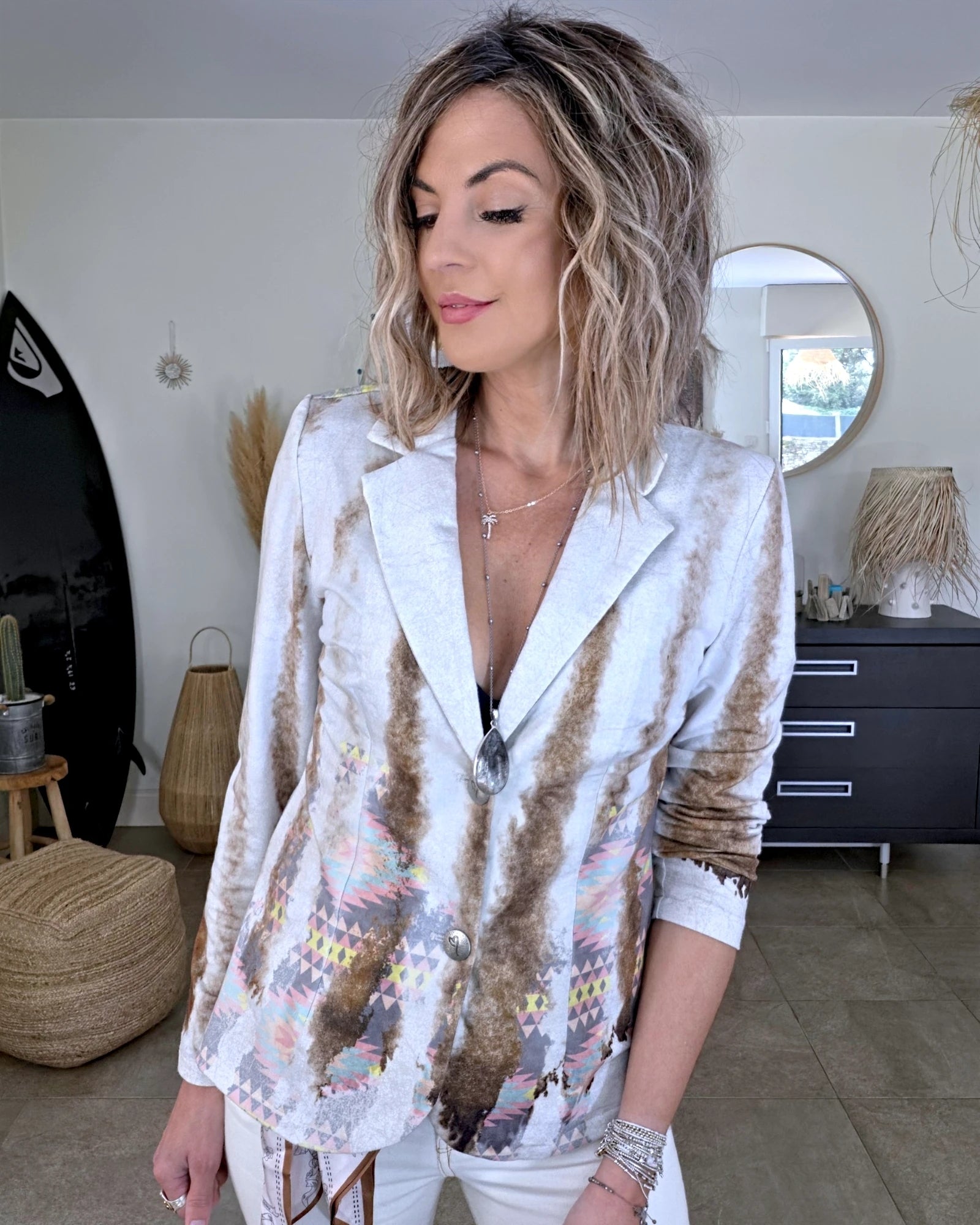 Veste cintrée tie and dye munie de strass au dos.