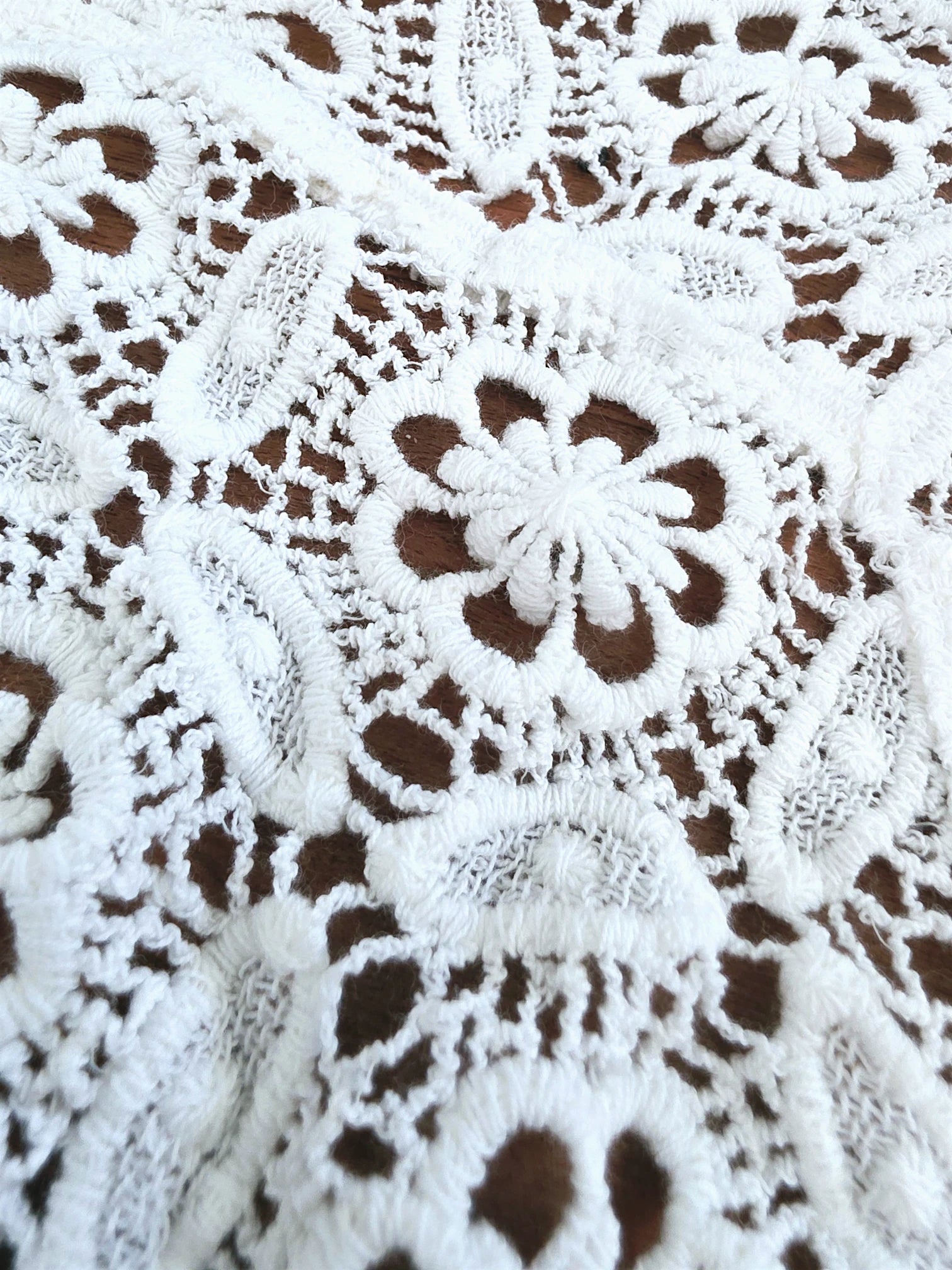 Foulard triangle blanc en crochet