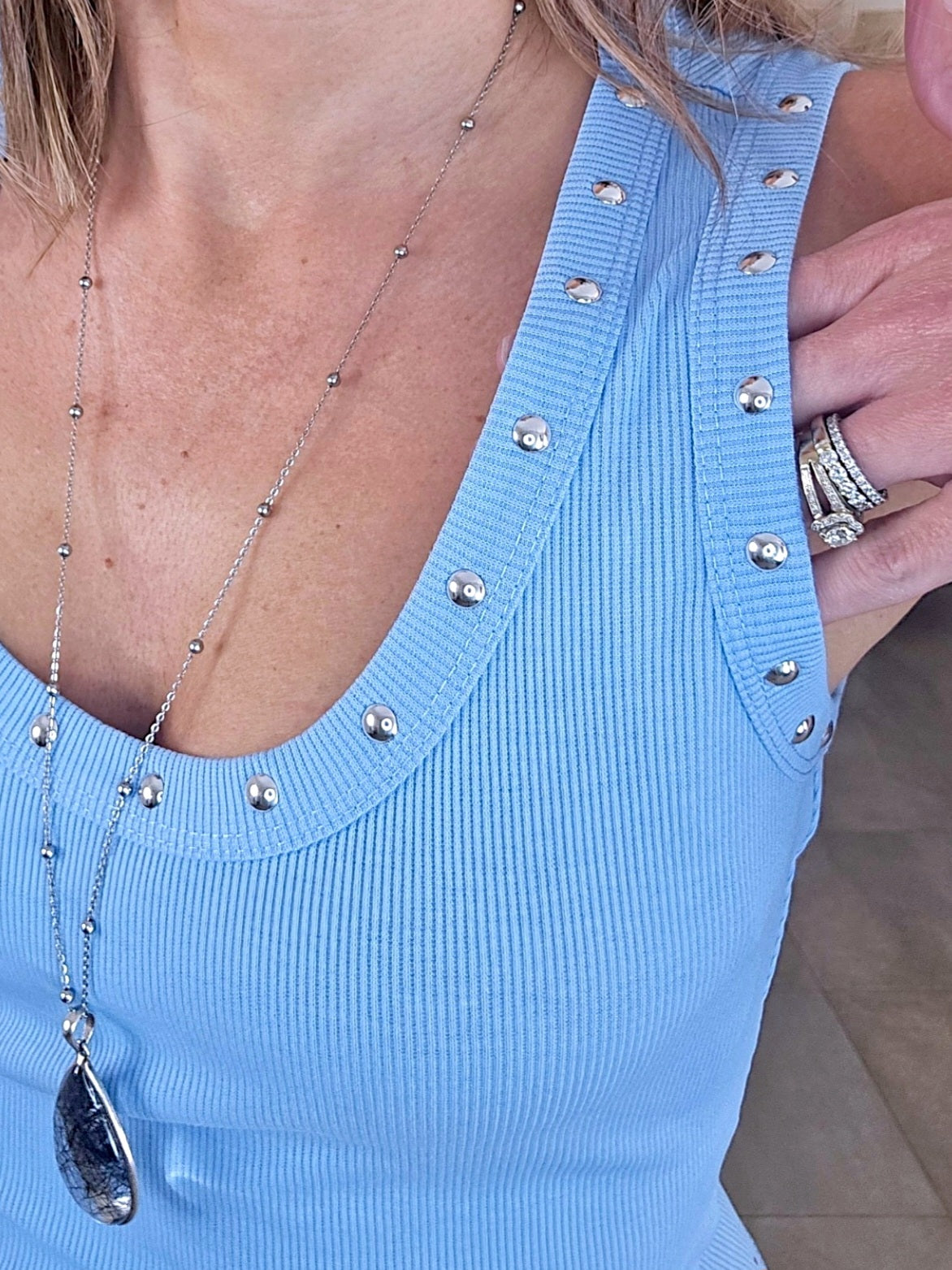Débardeur bleu à encolure cloutée - 𝐌𝐚𝐫𝐢𝐧𝐚𝟒𝟒𝐟𝐚𝐦𝐢𝐥𝐲