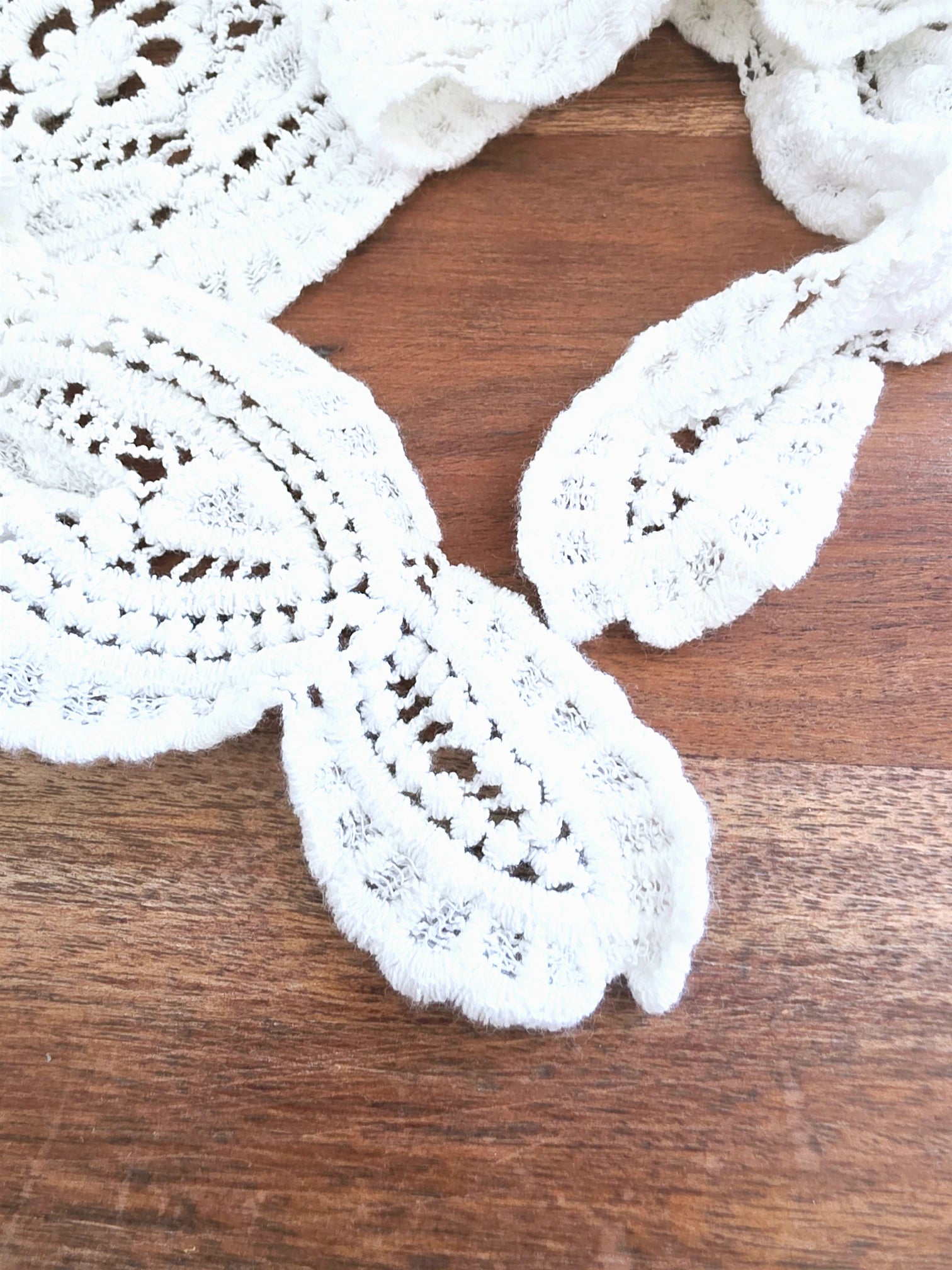 Foulard triangle blanc en crochet