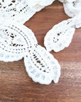 Foulard triangle blanc en crochet