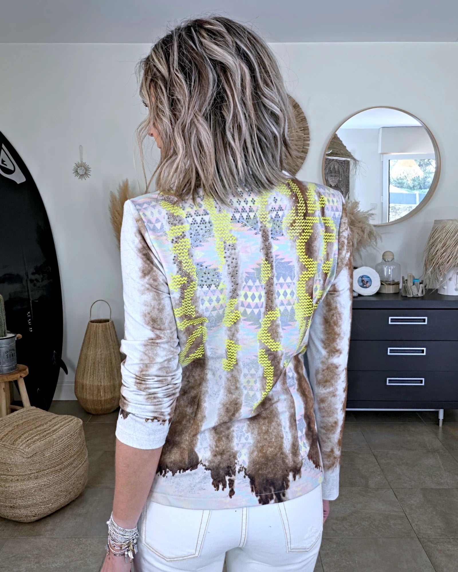 Veste cintrée tie and dye munie de strass au dos.