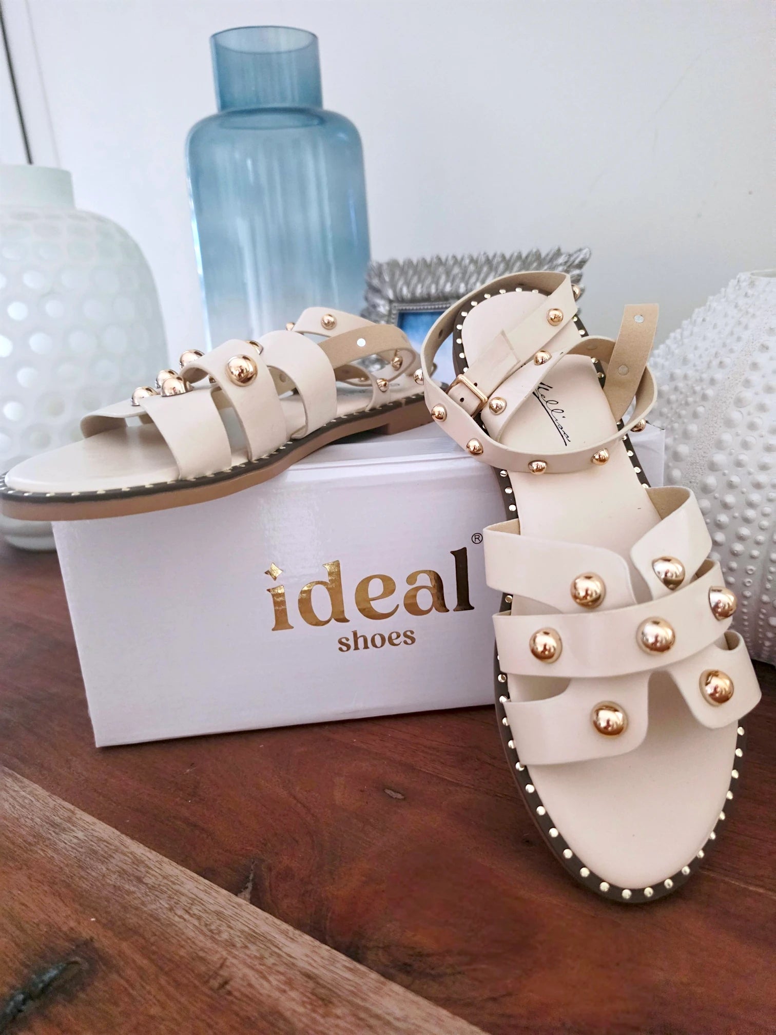 Sandales beiges cloutées