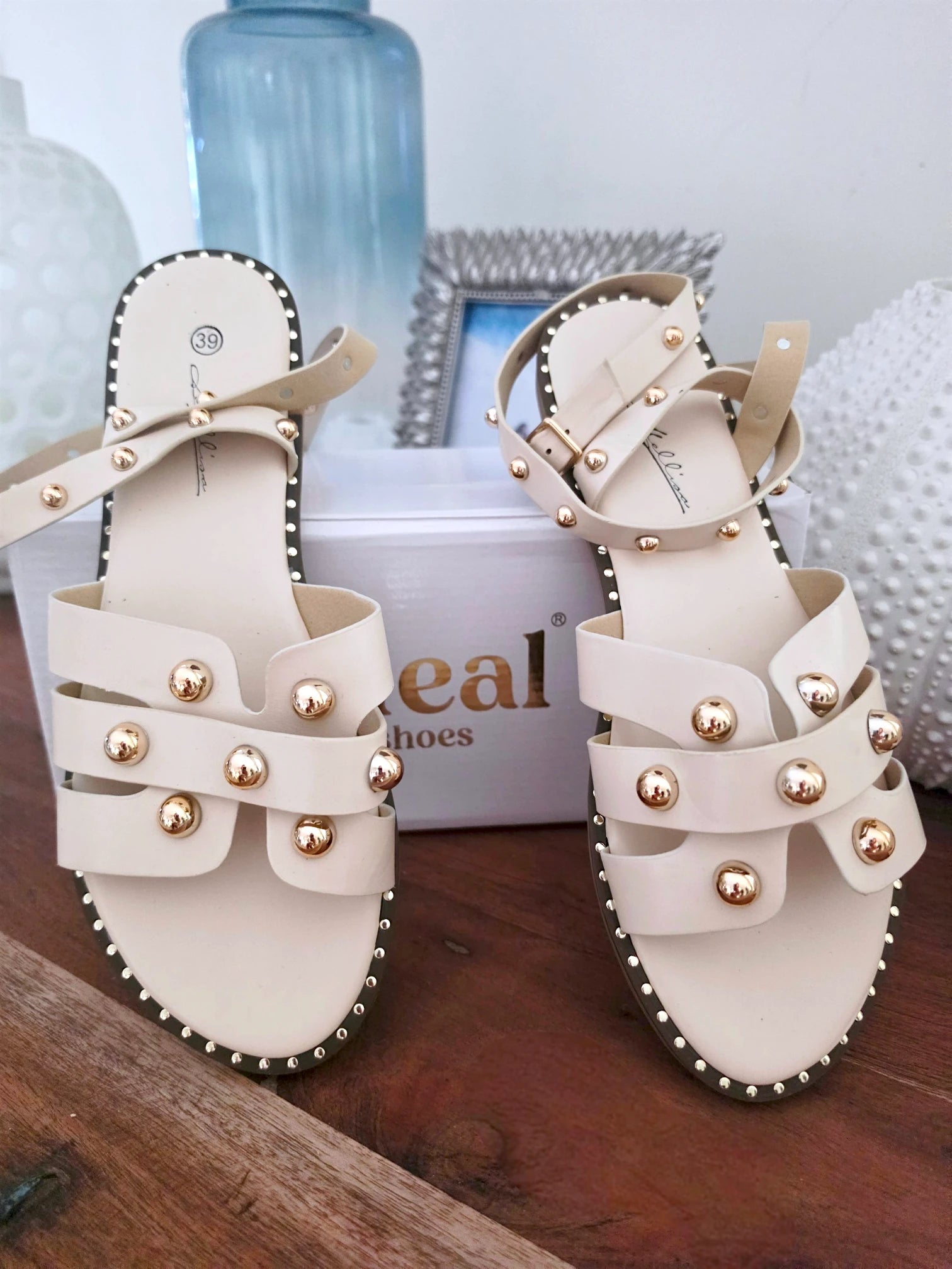 Sandales beiges cloutées