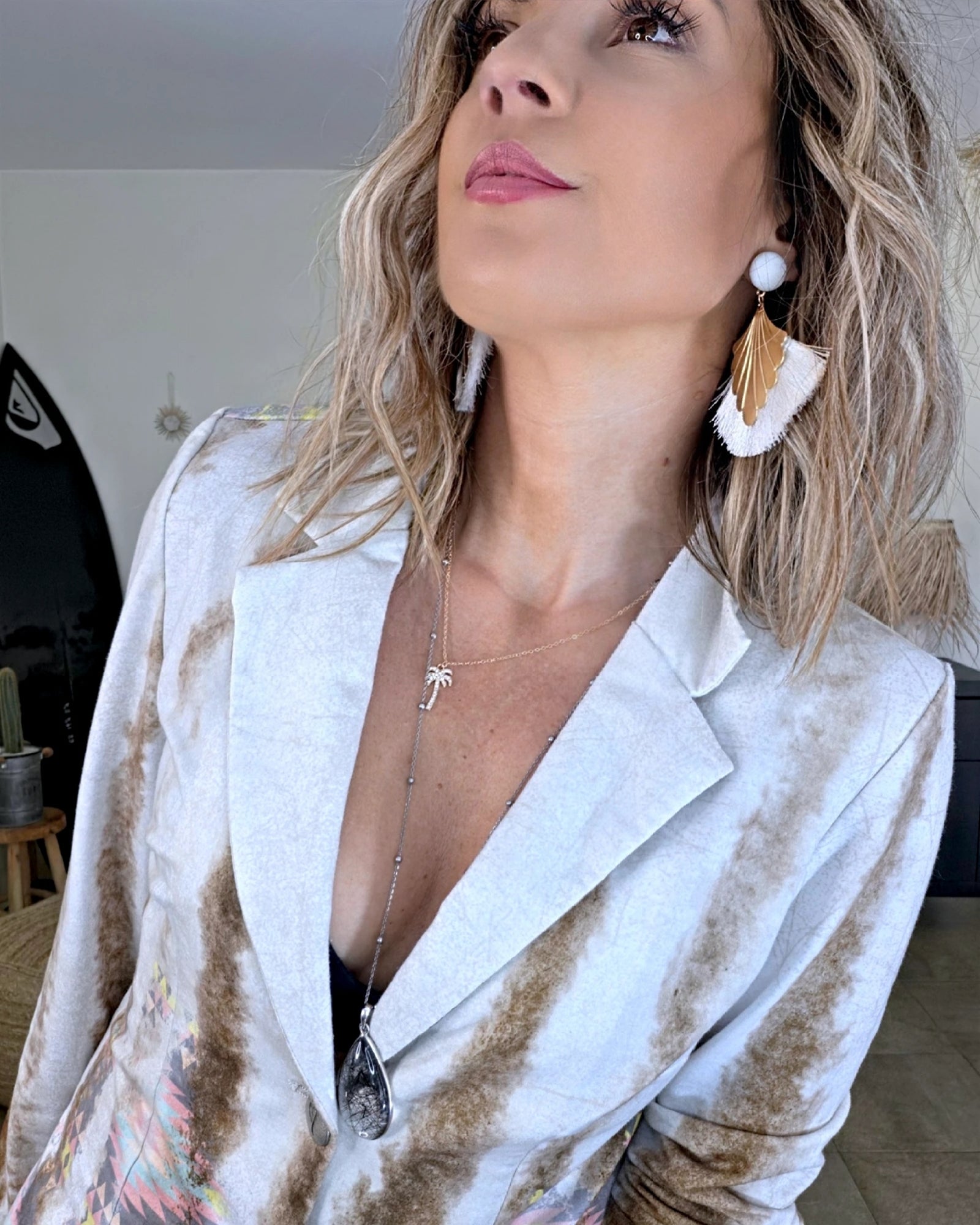 Veste cintrée tie and dye munie de strass au dos.