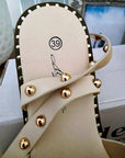 Sandales beiges cloutées
