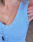 Débardeur bleu à encolure cloutée - 𝐌𝐚𝐫𝐢𝐧𝐚𝟒𝟒𝐟𝐚𝐦𝐢𝐥𝐲