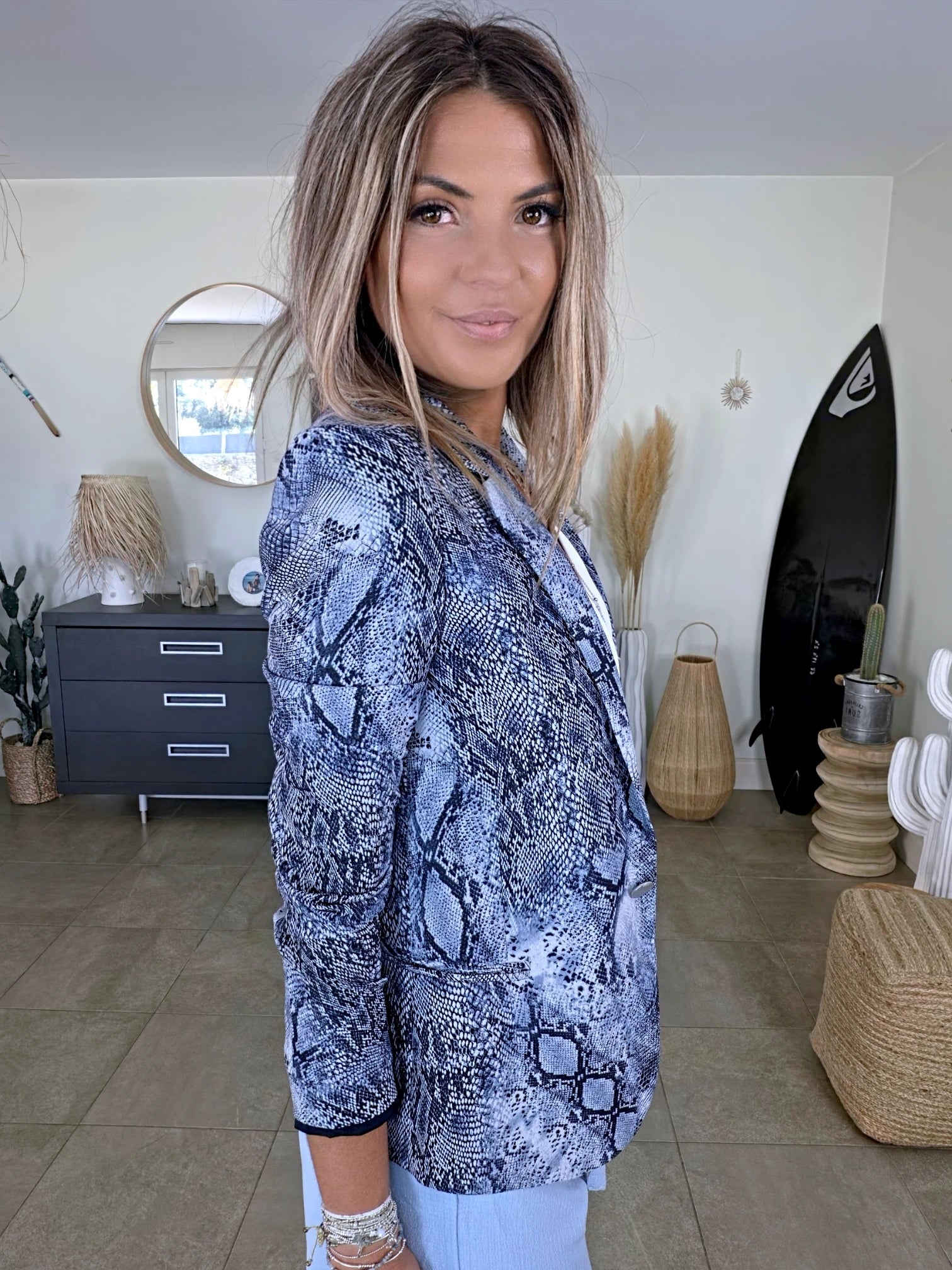 Veste cintrée bleue à imprimé python