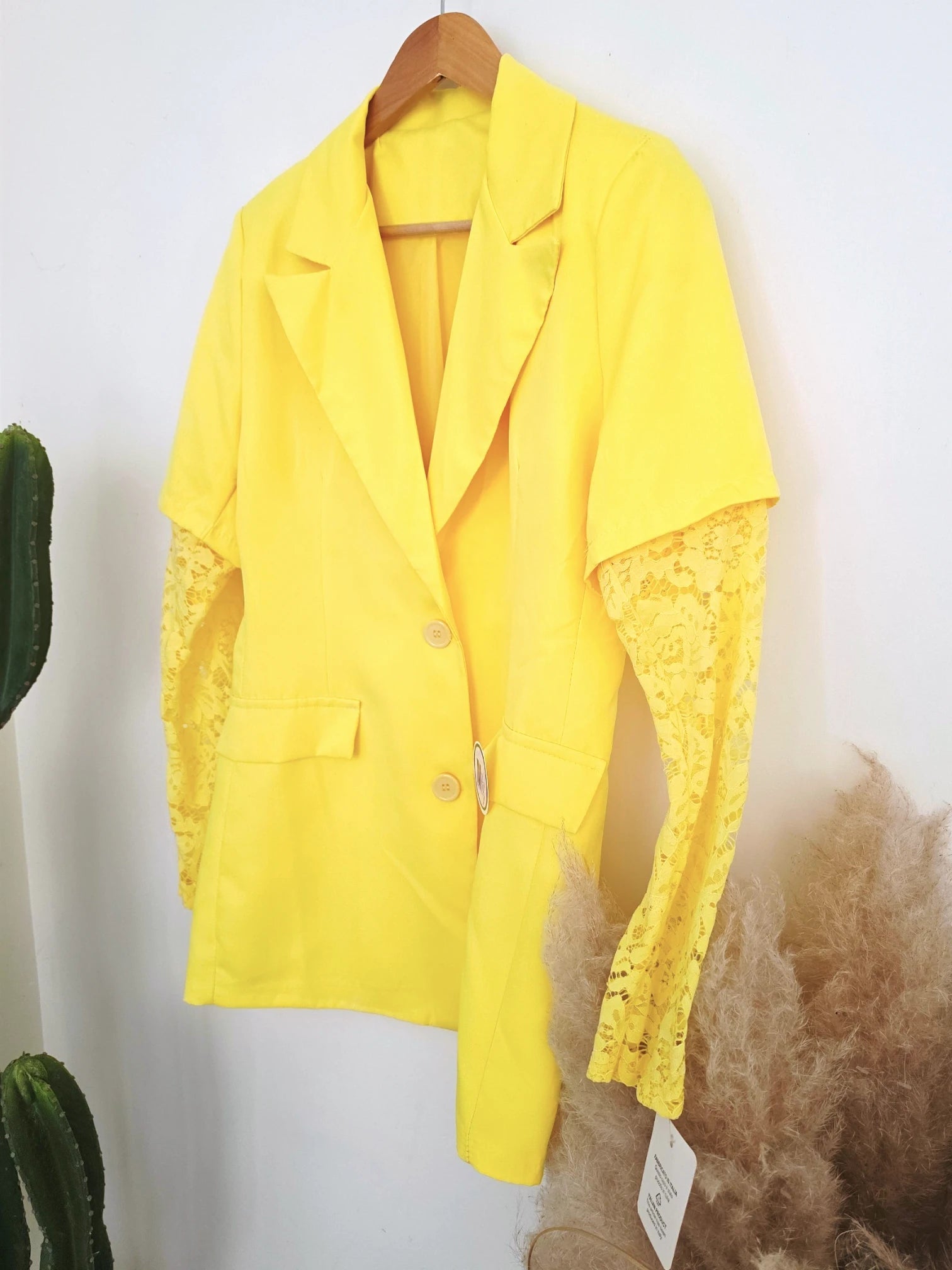 Veste soleil aux manches en dentelle