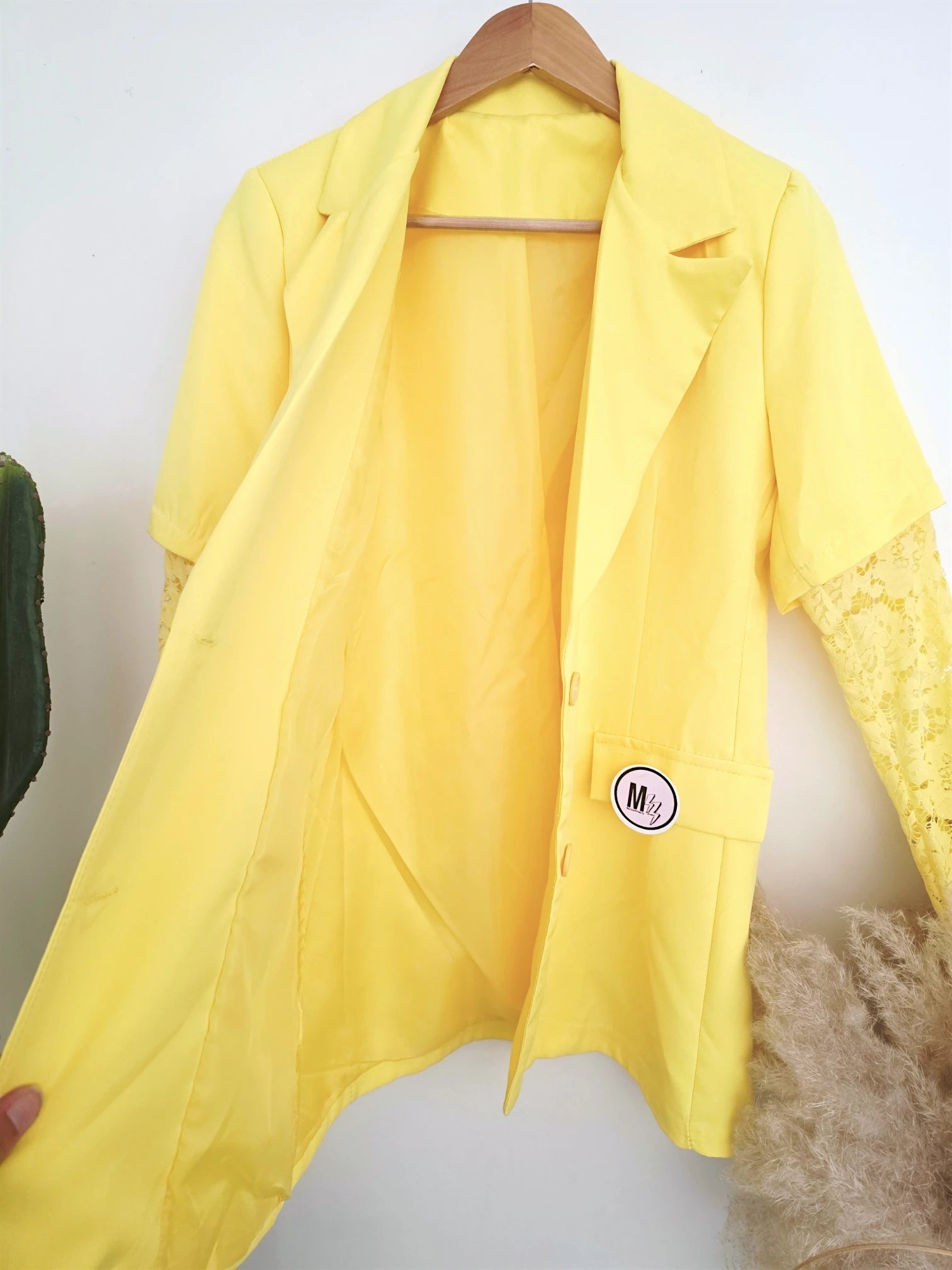 Veste soleil aux manches en dentelle