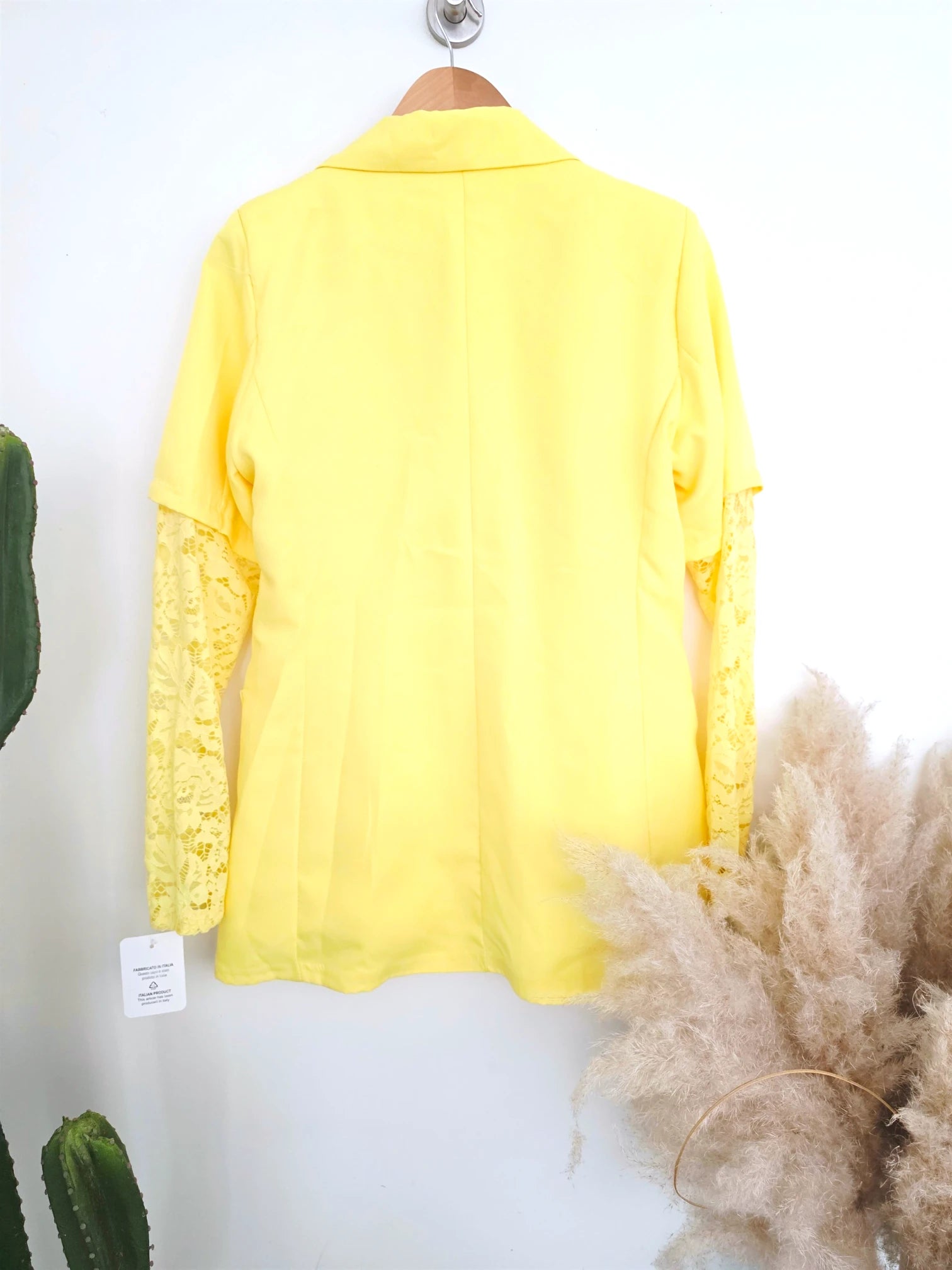 Veste soleil aux manches en dentelle