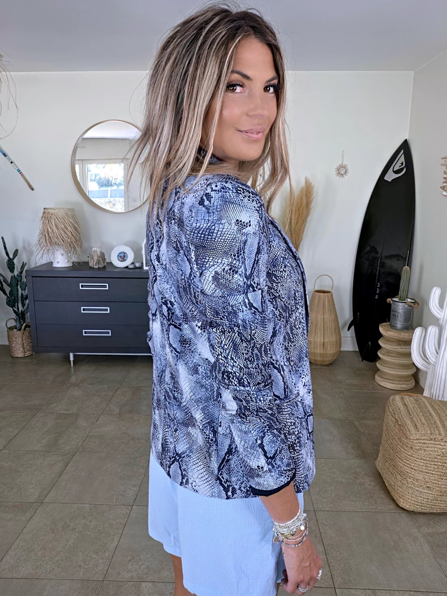 Veste cintrée bleue à imprimé python