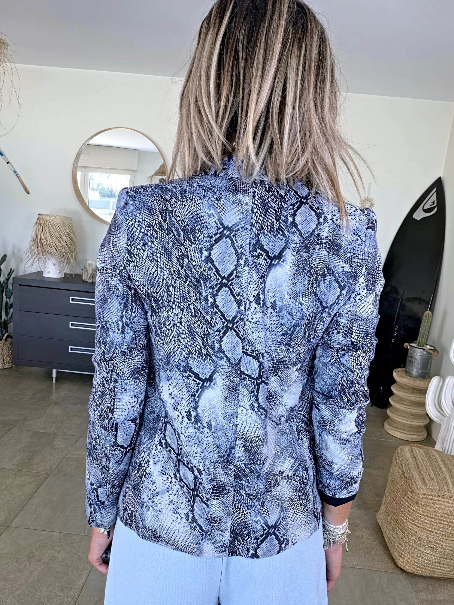 Veste cintrée bleue à imprimé python
