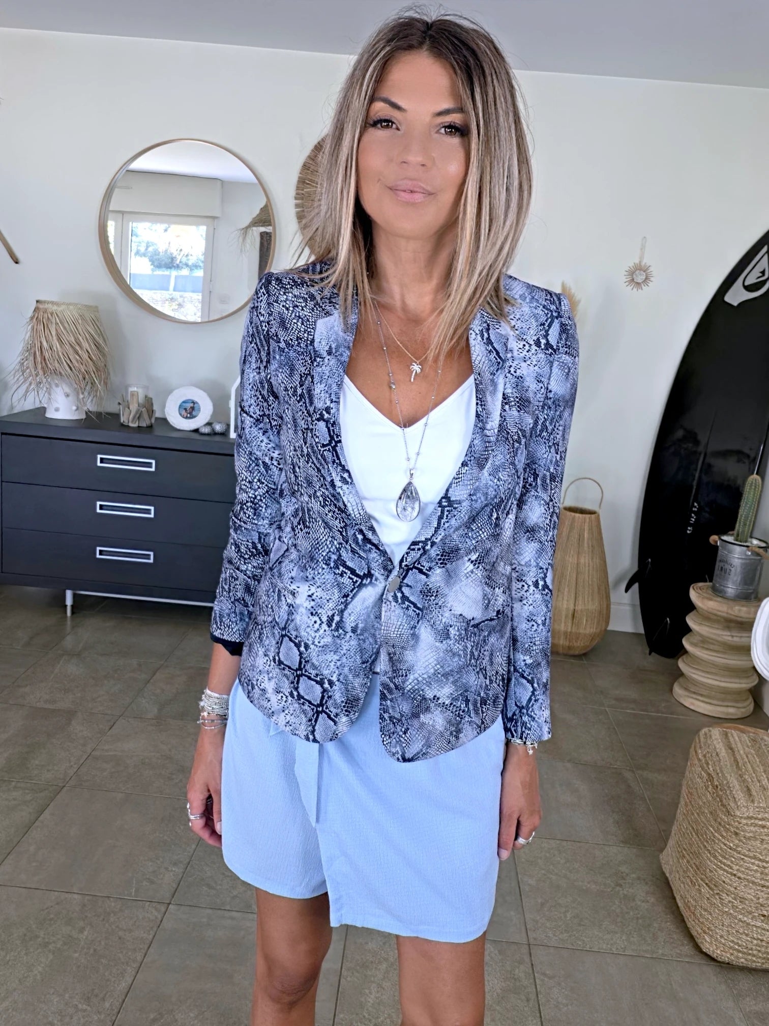 Veste cintrée bleue à imprimé python