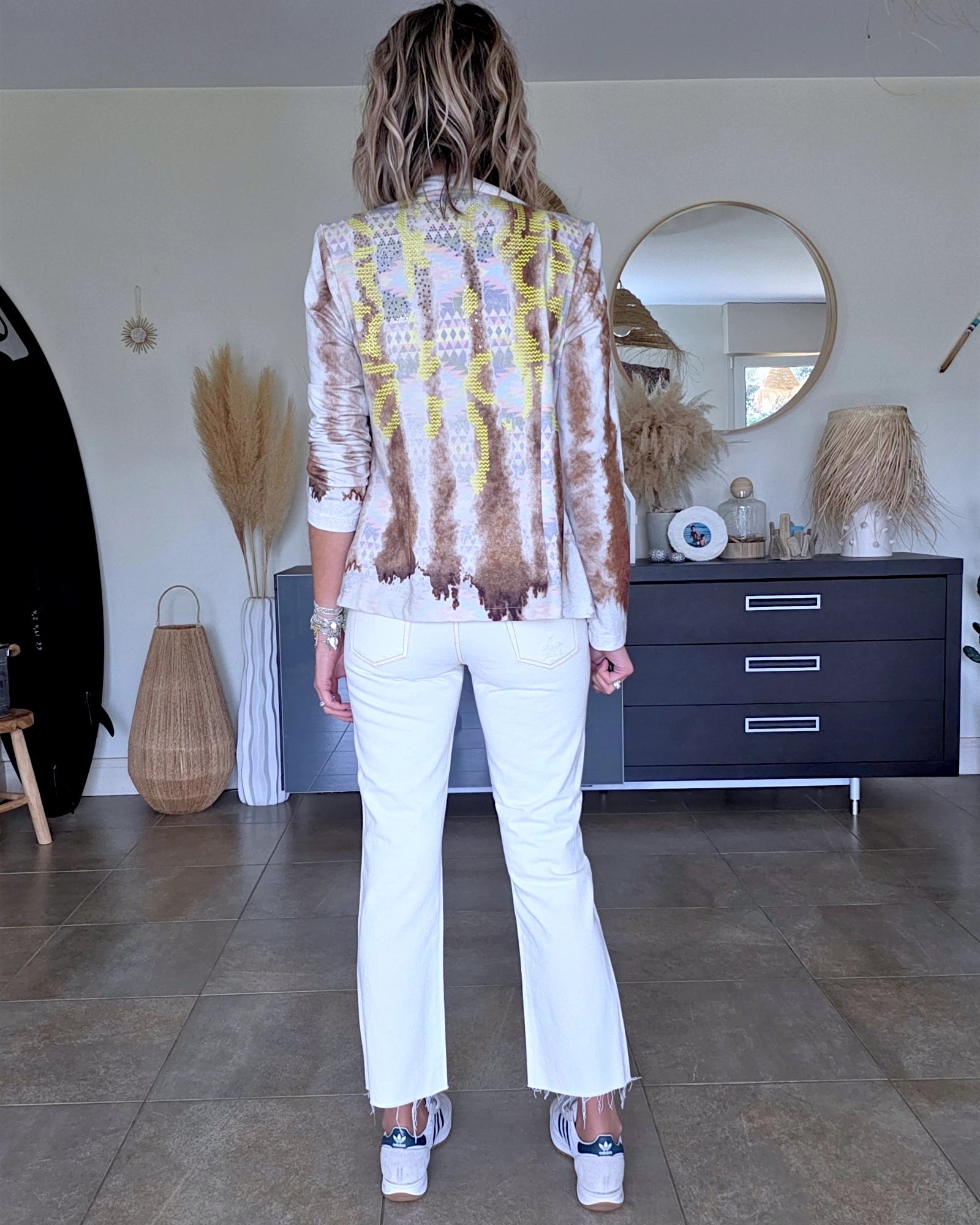 Veste cintrée tie and dye munie de strass au dos.