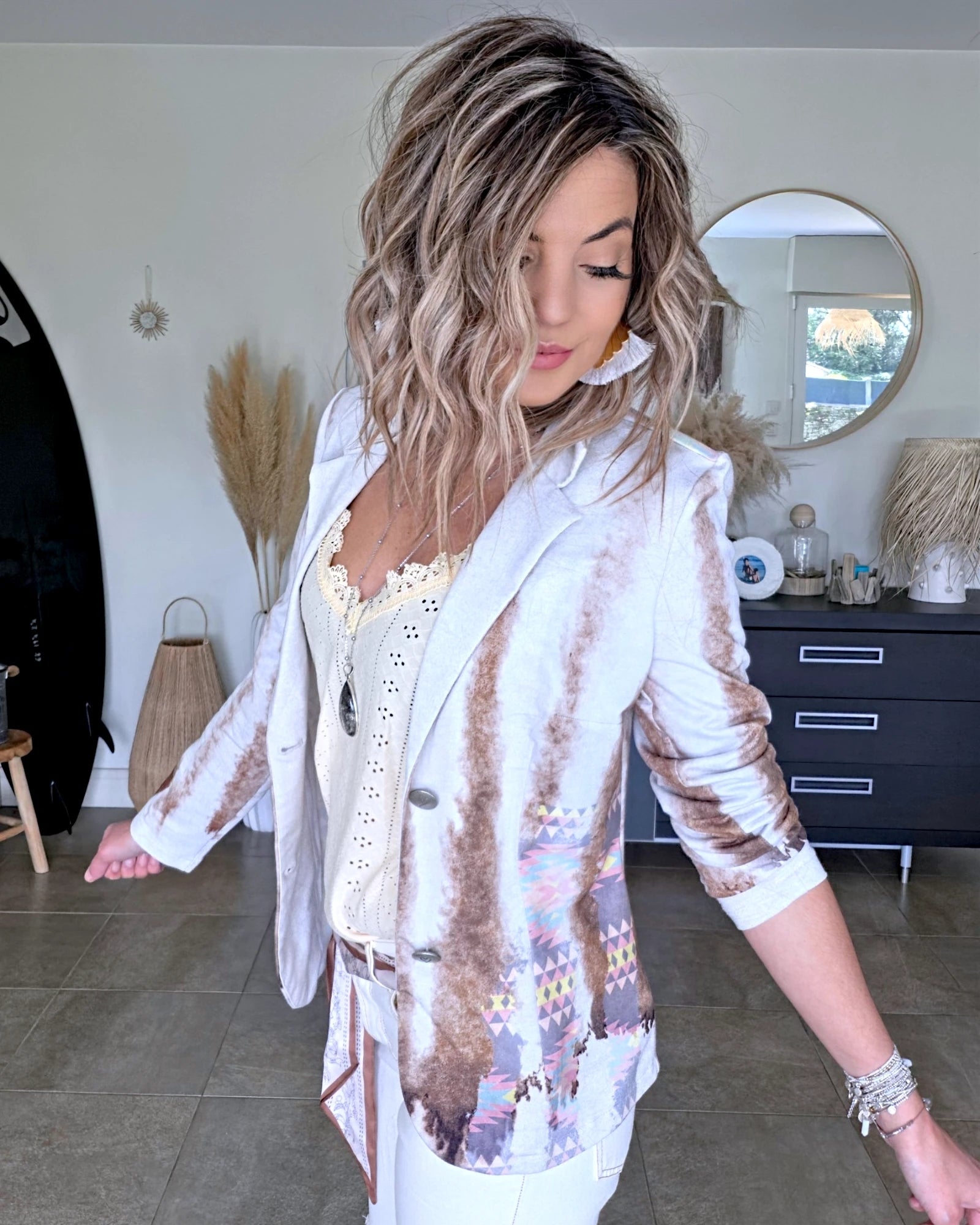 Veste cintrée tie and dye munie de strass au dos.