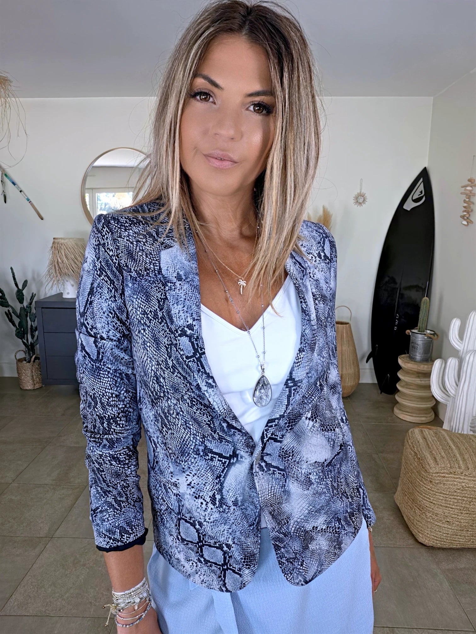 Veste cintrée bleue à imprimé python