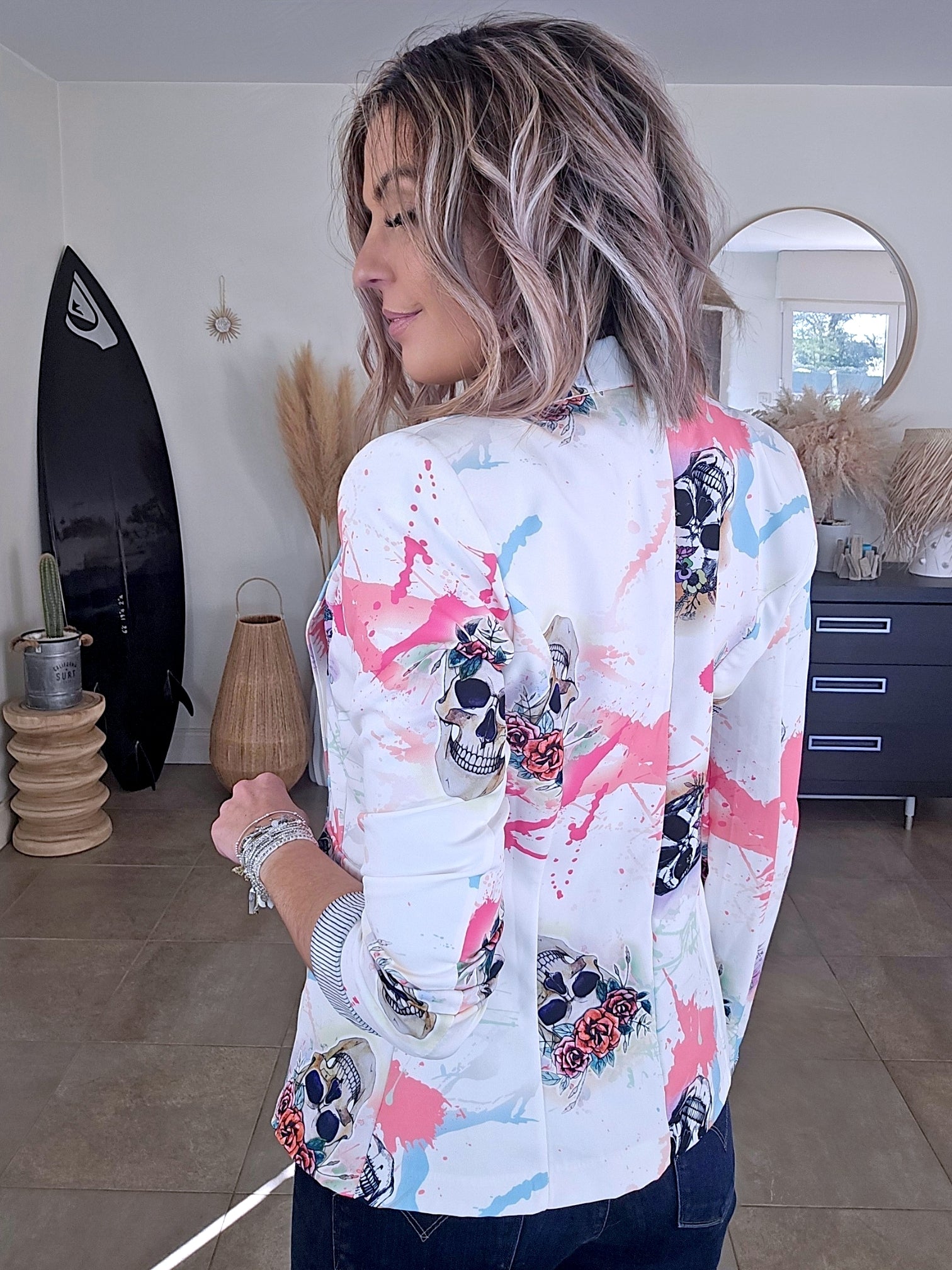 Veste blanche cintrée à imprimé skull - 𝐌𝐚𝐫𝐢𝐧𝐚𝟒𝟒𝐟𝐚𝐦𝐢𝐥𝐲