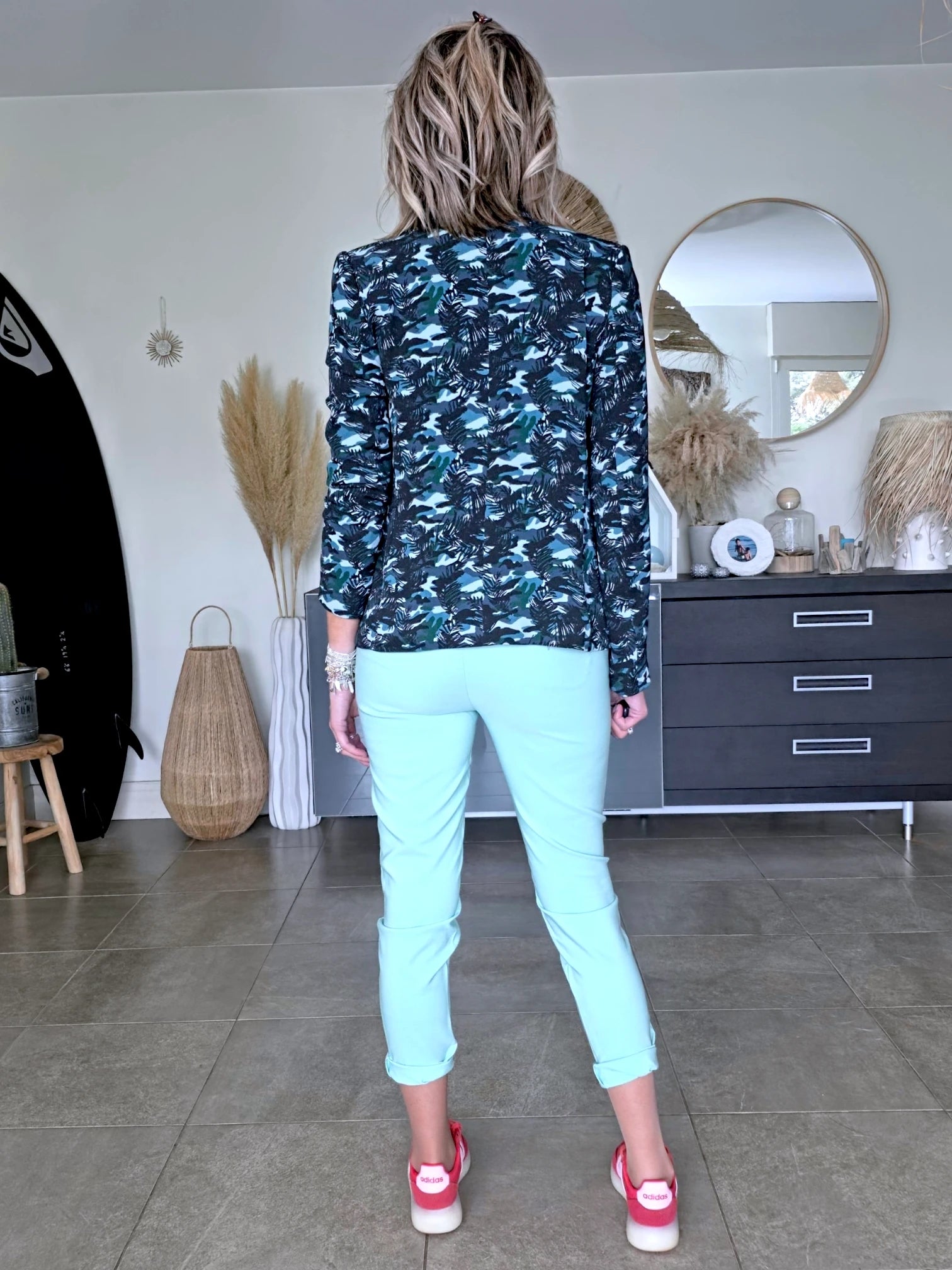 Veste cintrée à imprimé camouflage