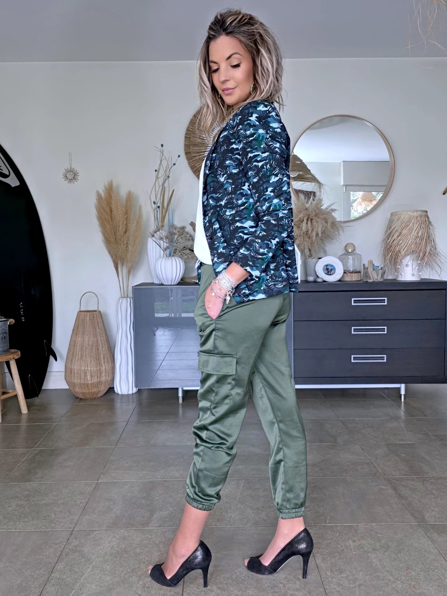 Veste cintrée à imprimé camouflage