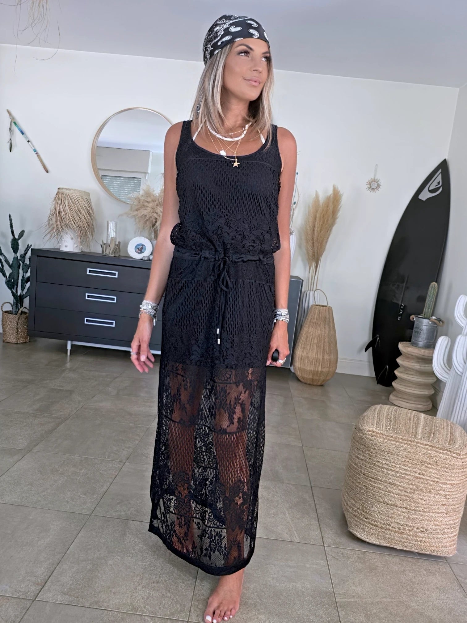 Robe noire ajourée