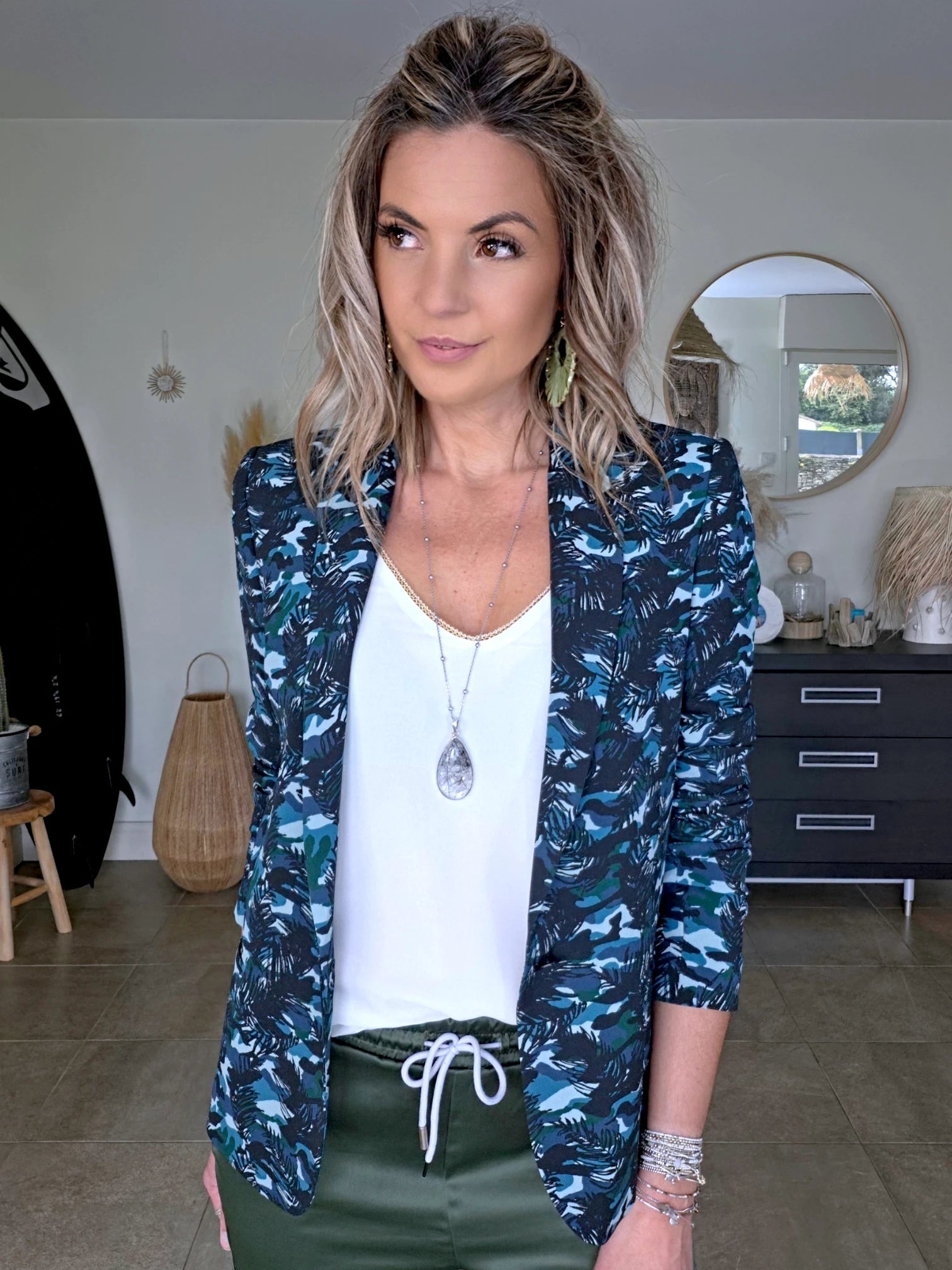 Veste cintrée à imprimé camouflage