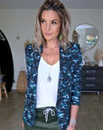 Veste cintrée à imprimé camouflage