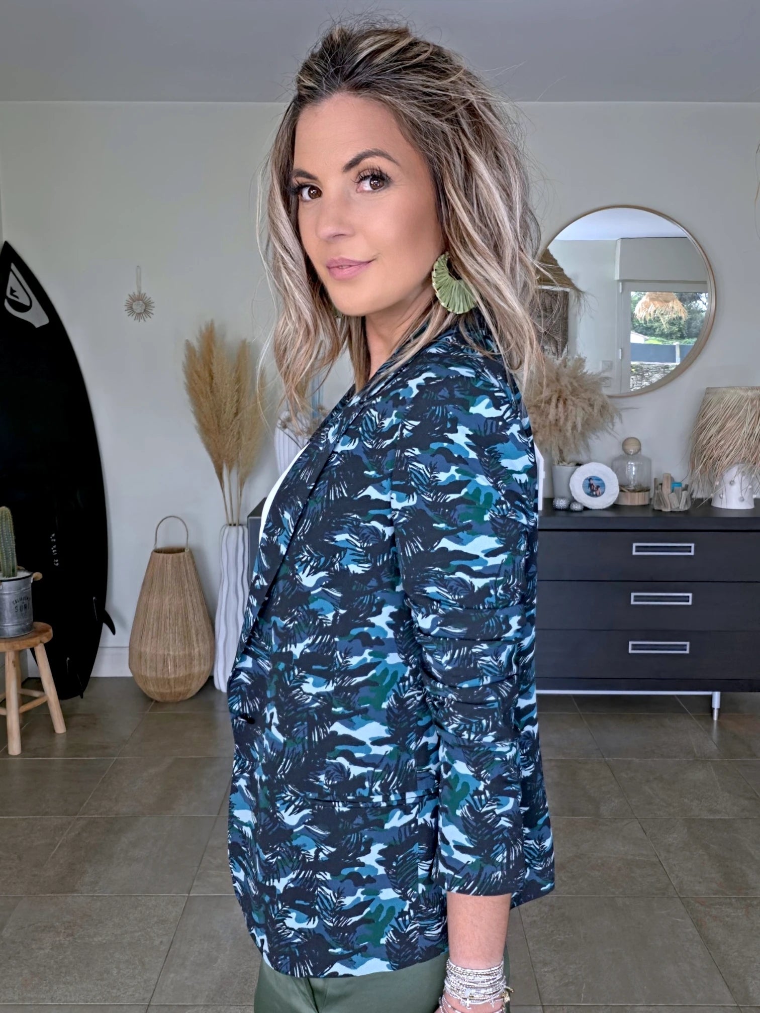 Veste cintrée à imprimé camouflage