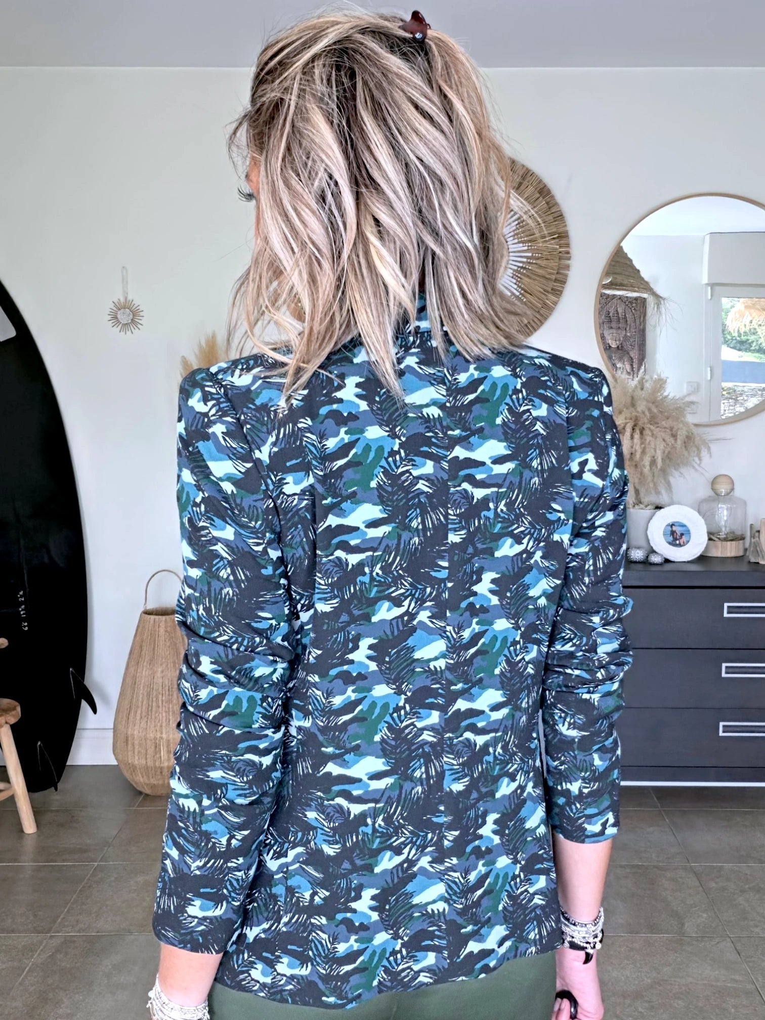 Veste cintrée à imprimé camouflage