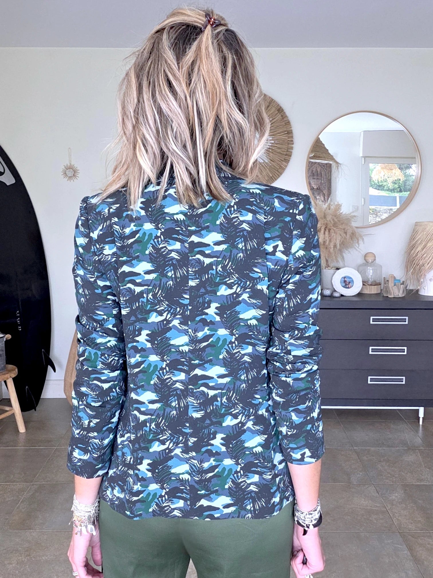Veste cintrée à imprimé camouflage