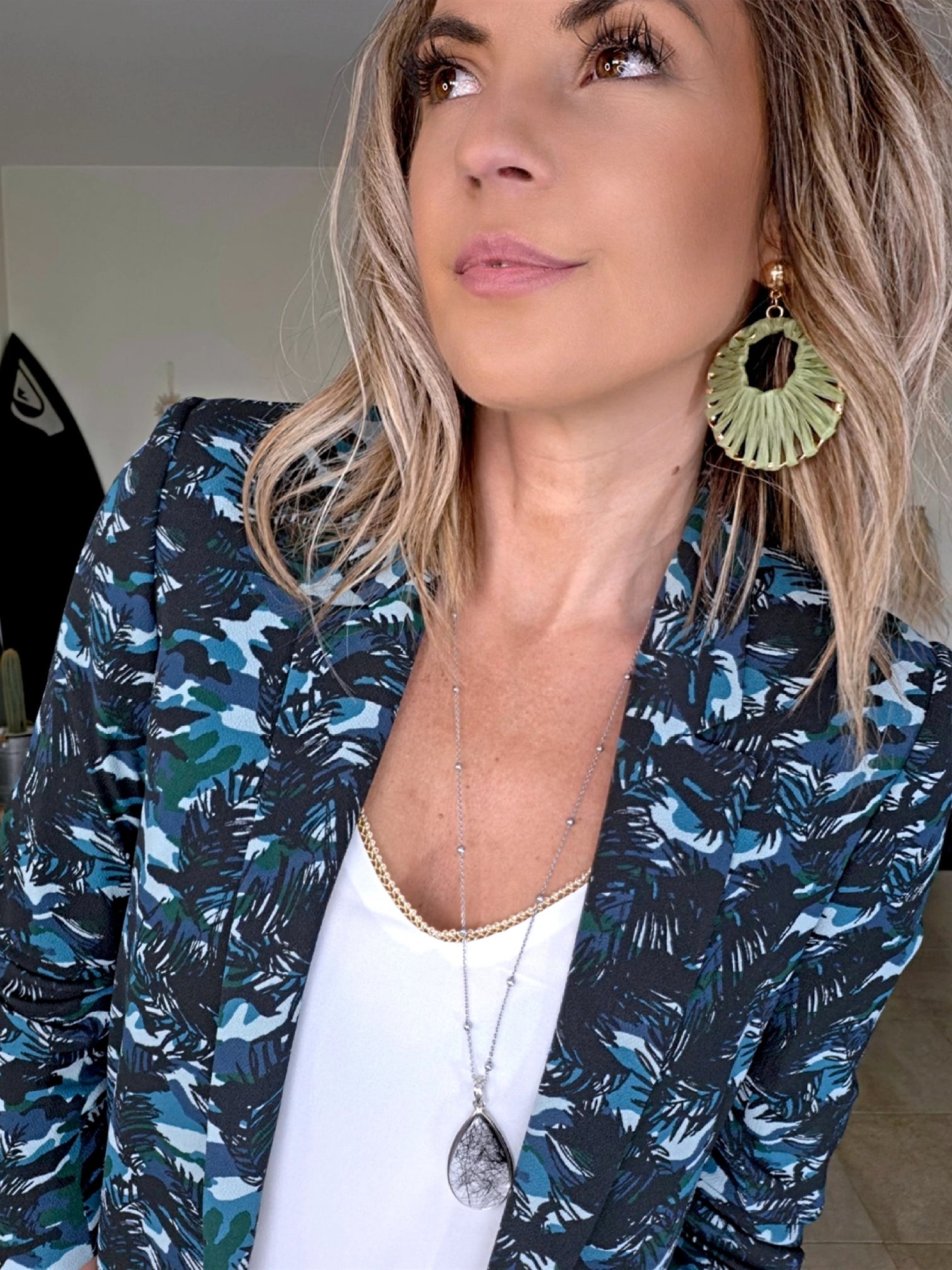 Veste cintrée à imprimé camouflage