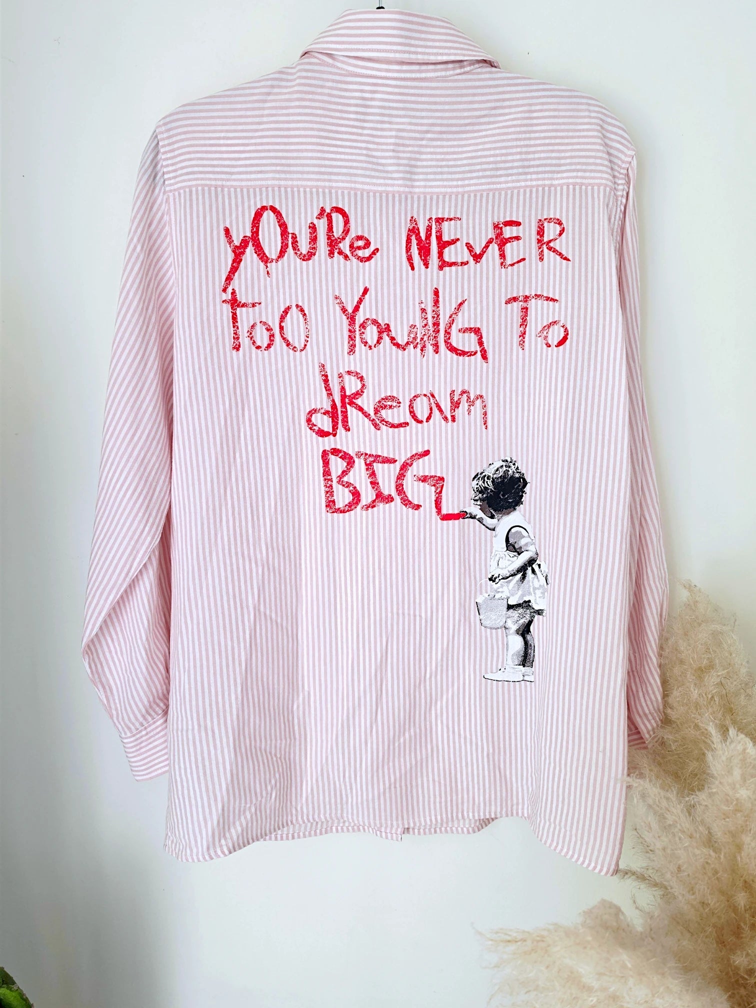 Chemise rayée rose à inscription au dos