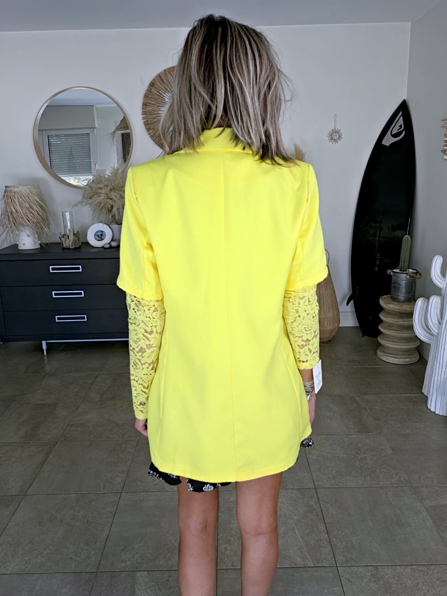Veste soleil aux manches en dentelle