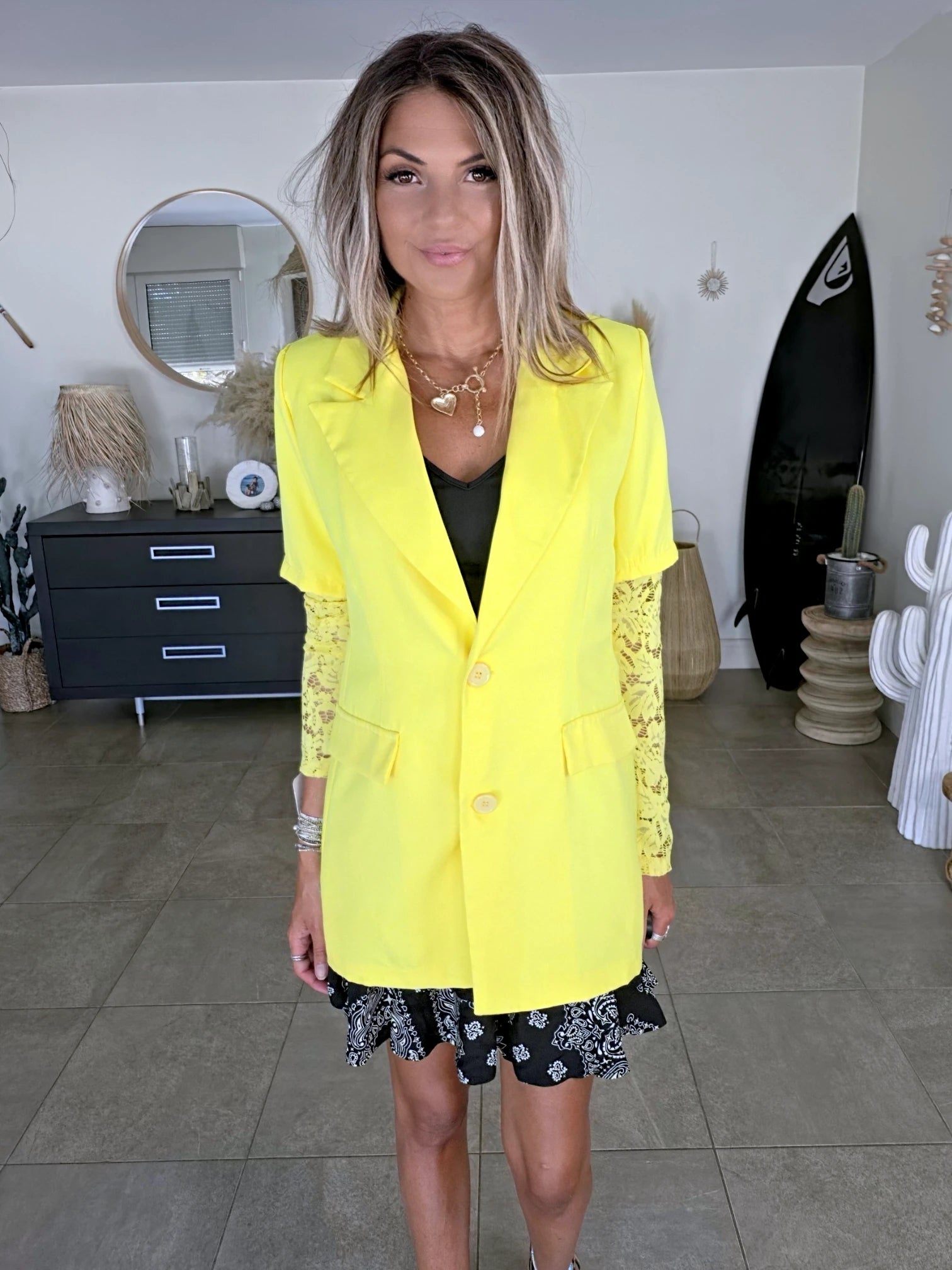 Veste soleil aux manches en dentelle