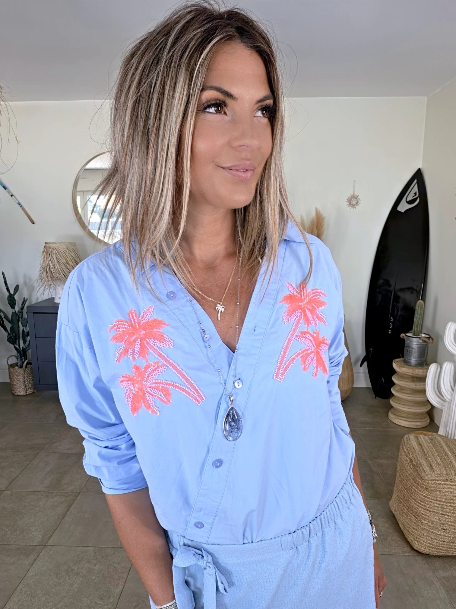 Chemise bleu ciel à palmiers orange fluo