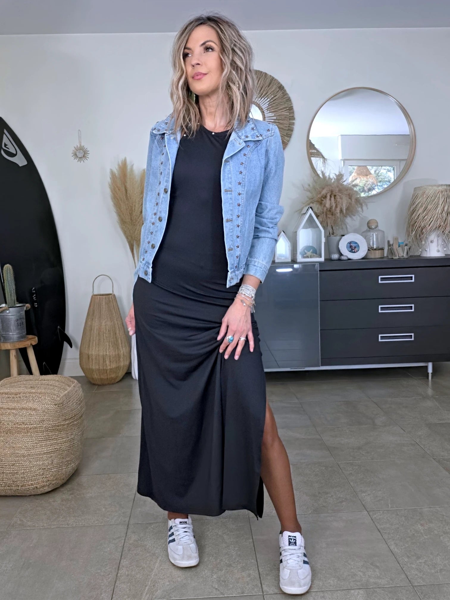 Robe longue noire cloutée