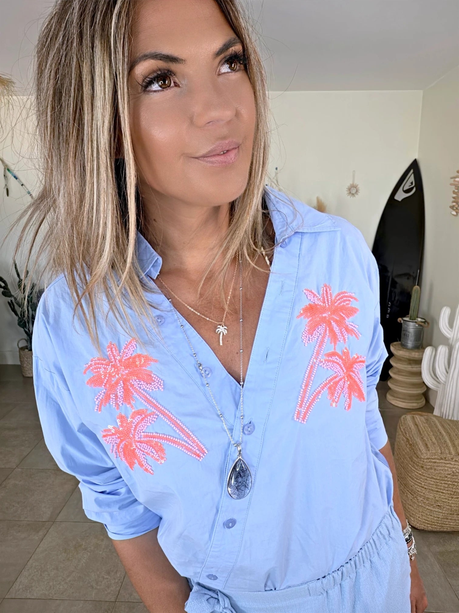 Chemise bleu ciel à palmiers orange fluo