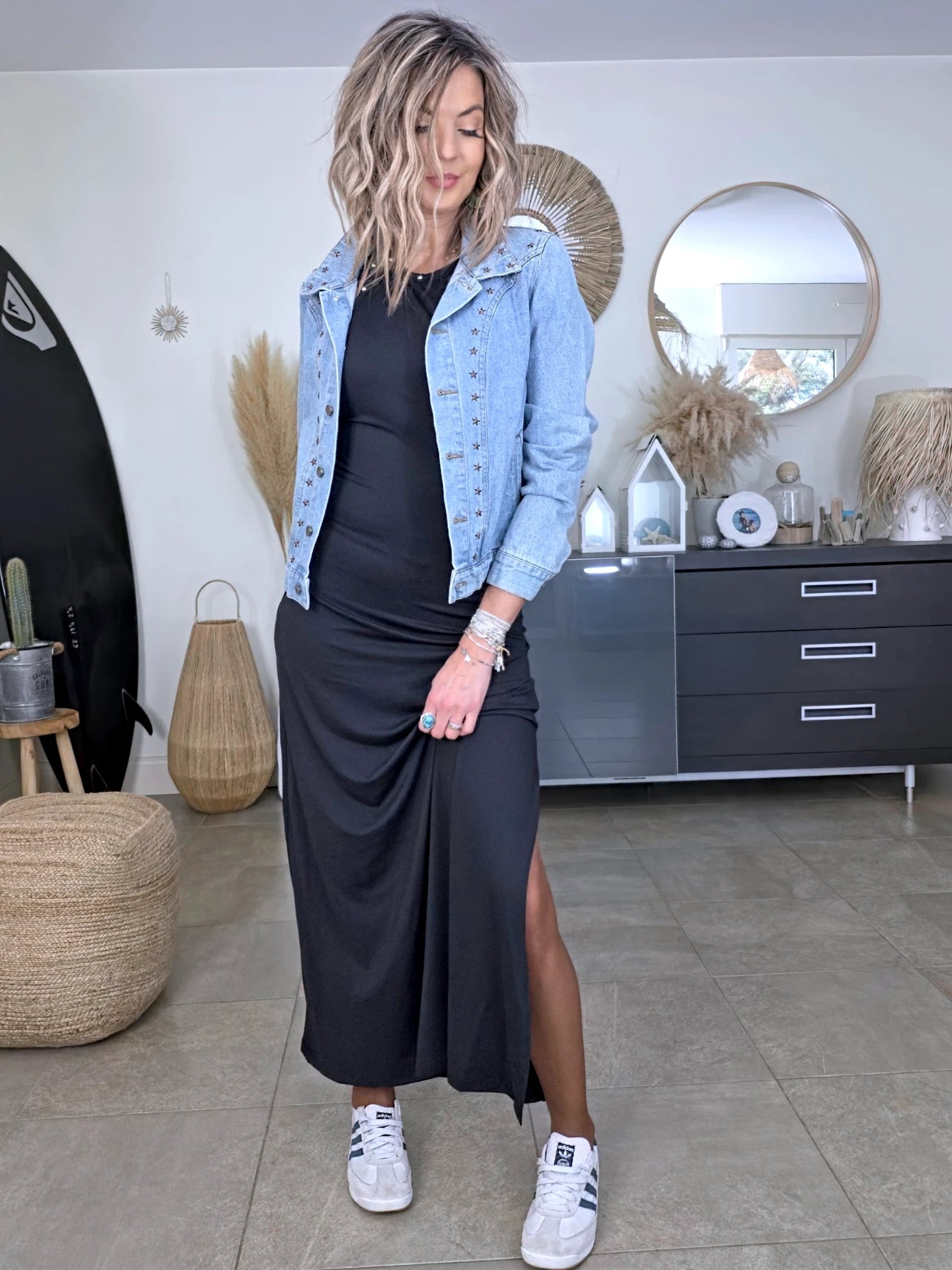 Veste en jean avec inscriptions perlées au dos