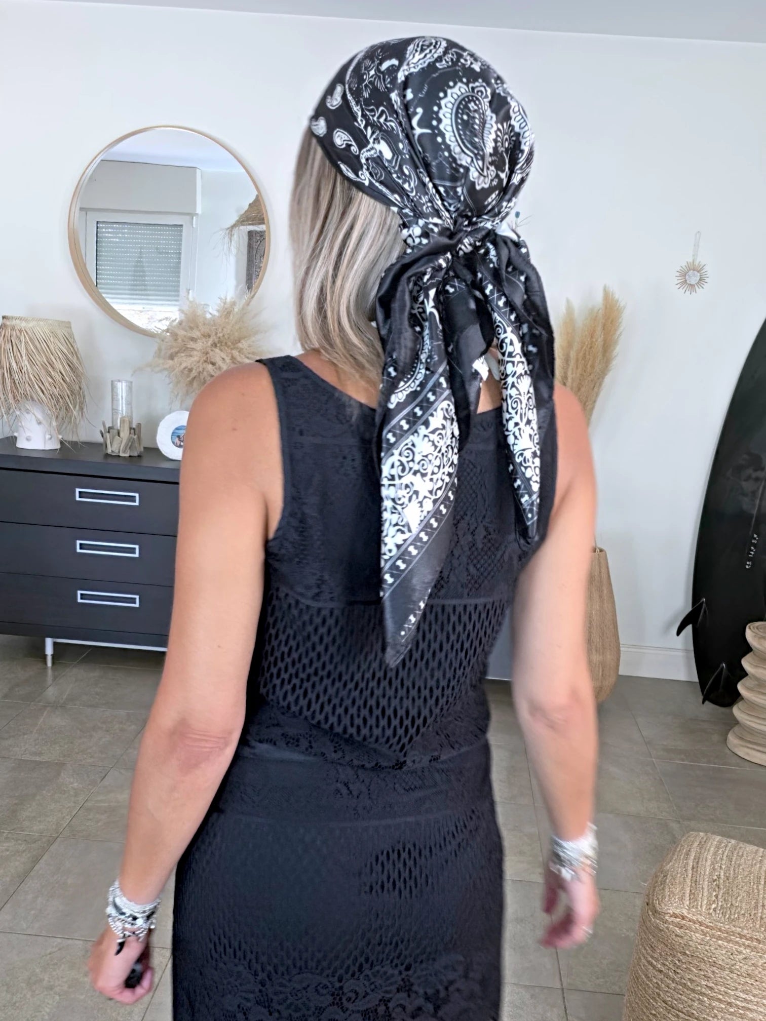 Robe noire ajourée