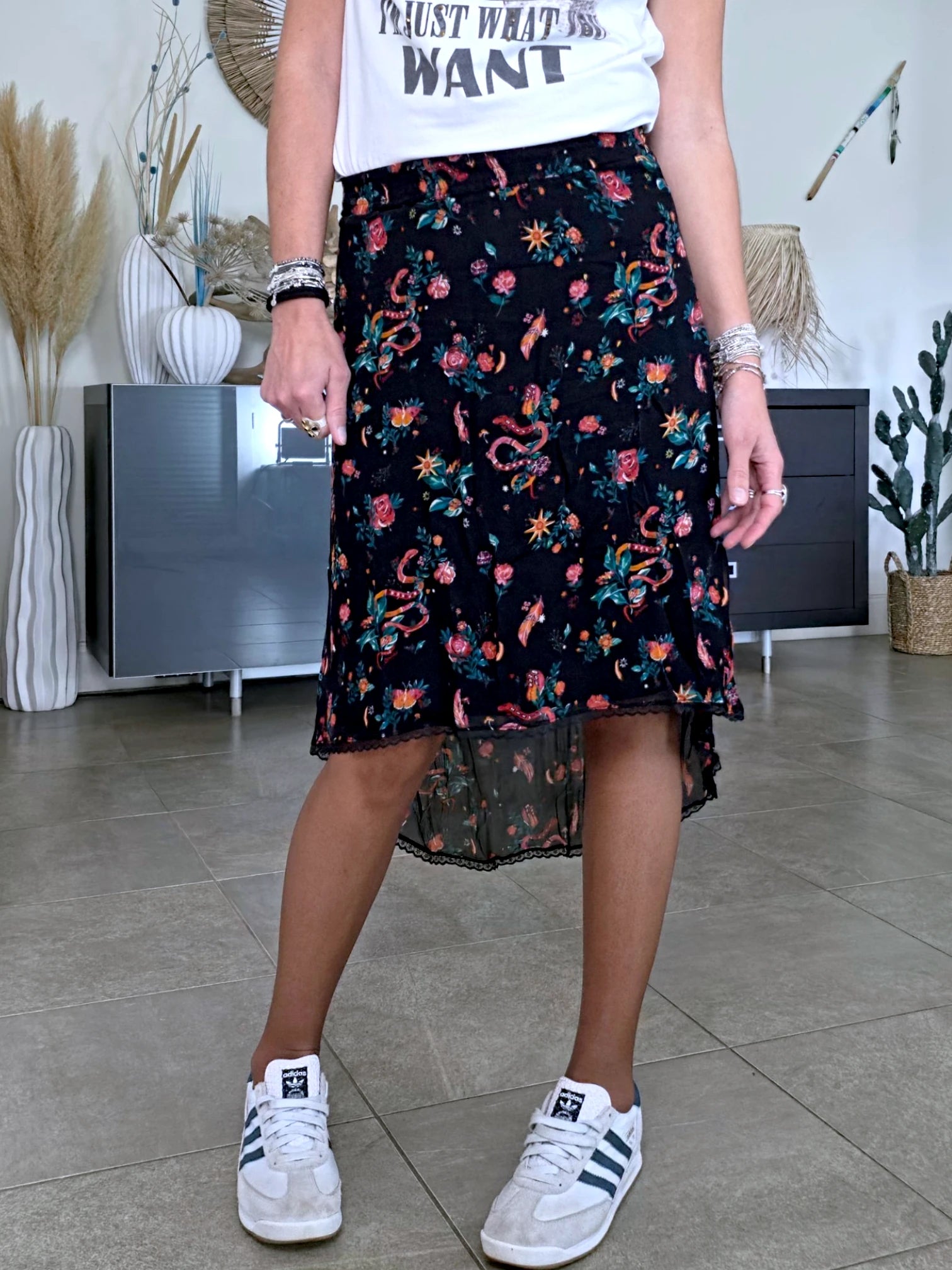 Jupe asymétrique noire à imprimé fleuri