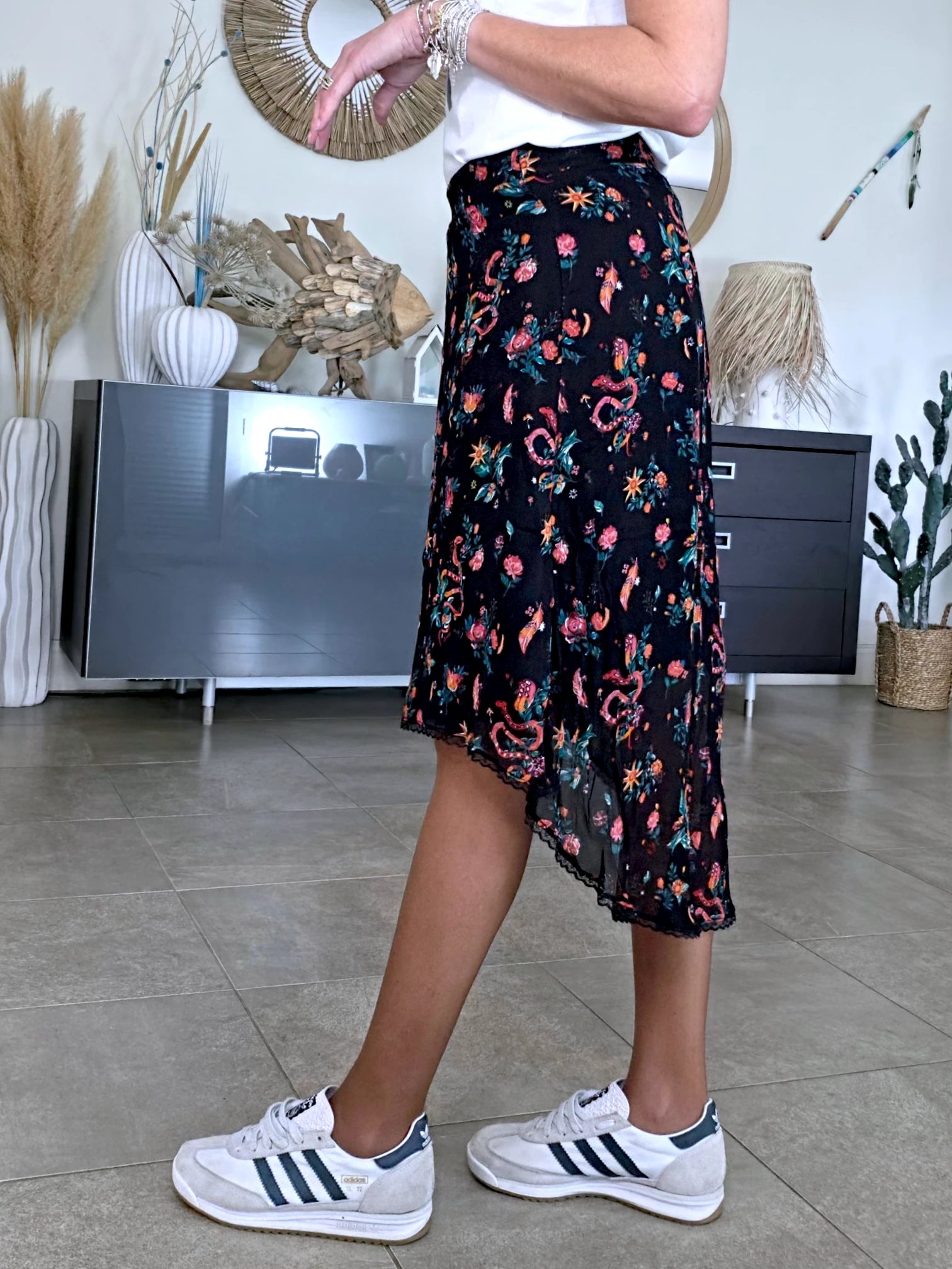 Jupe asymétrique noire à imprimé fleuri