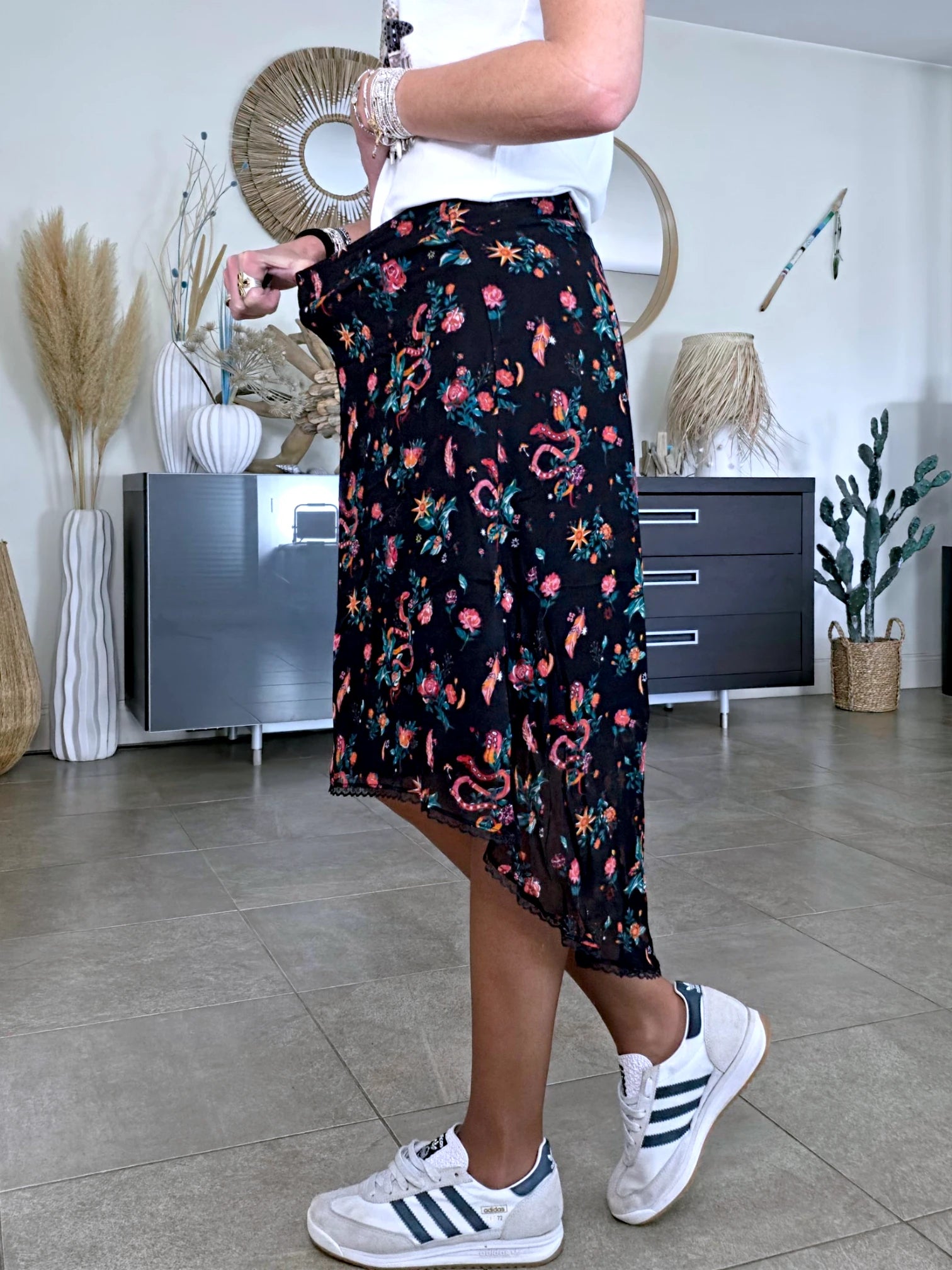 Jupe asymétrique noire à imprimé fleuri