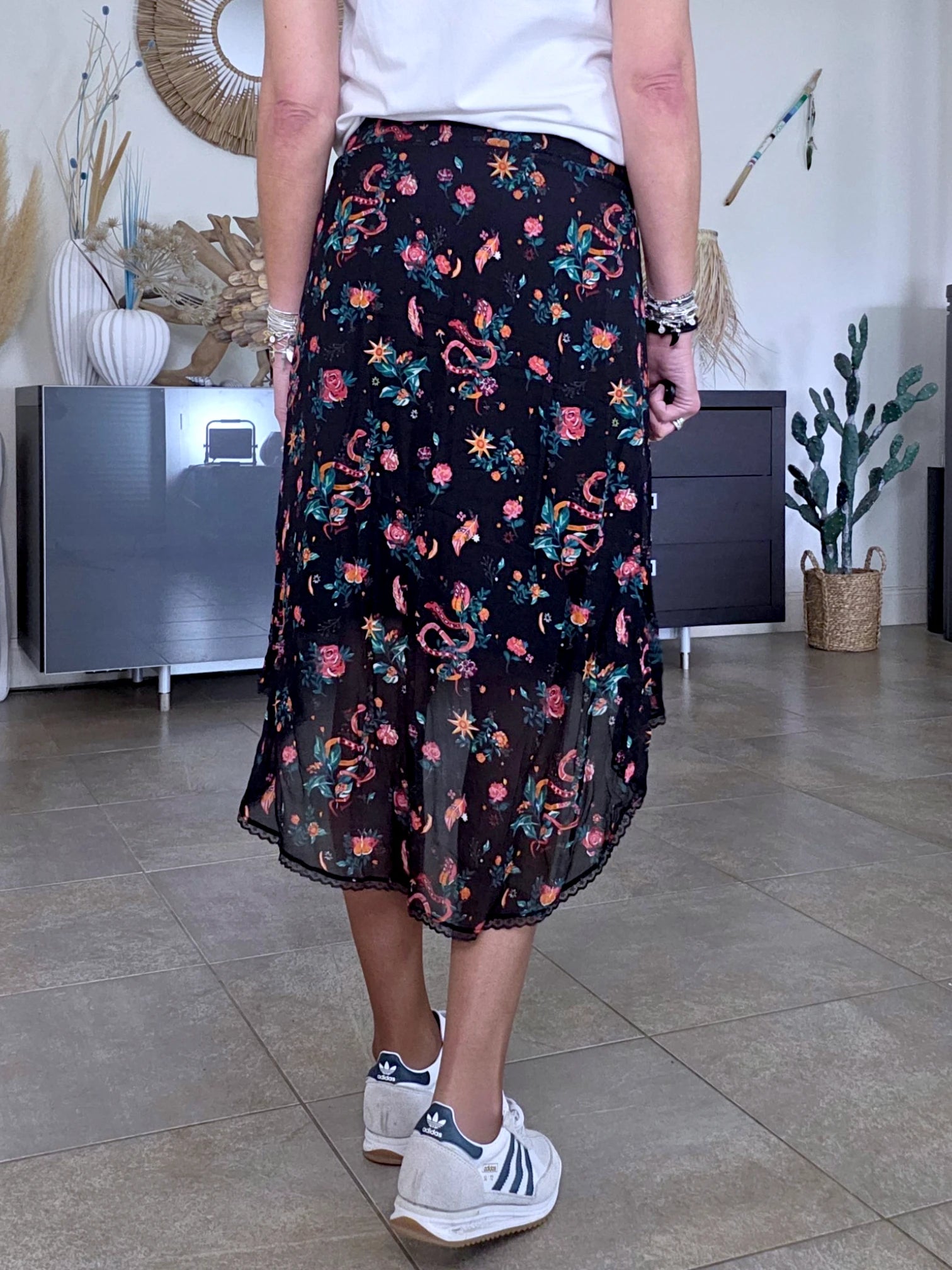 Jupe asymétrique noire à imprimé fleuri