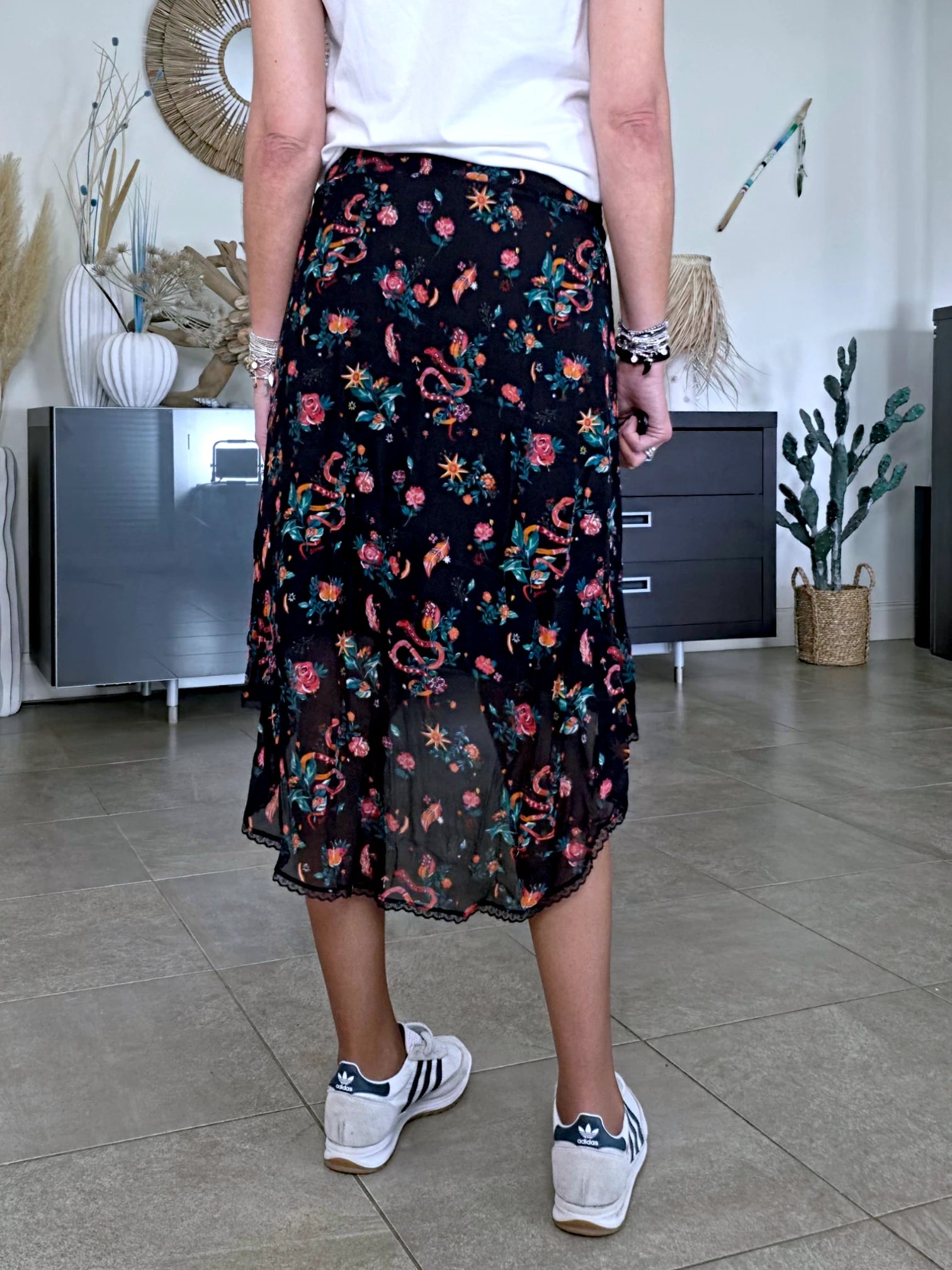 Jupe asymétrique noire à imprimé fleuri