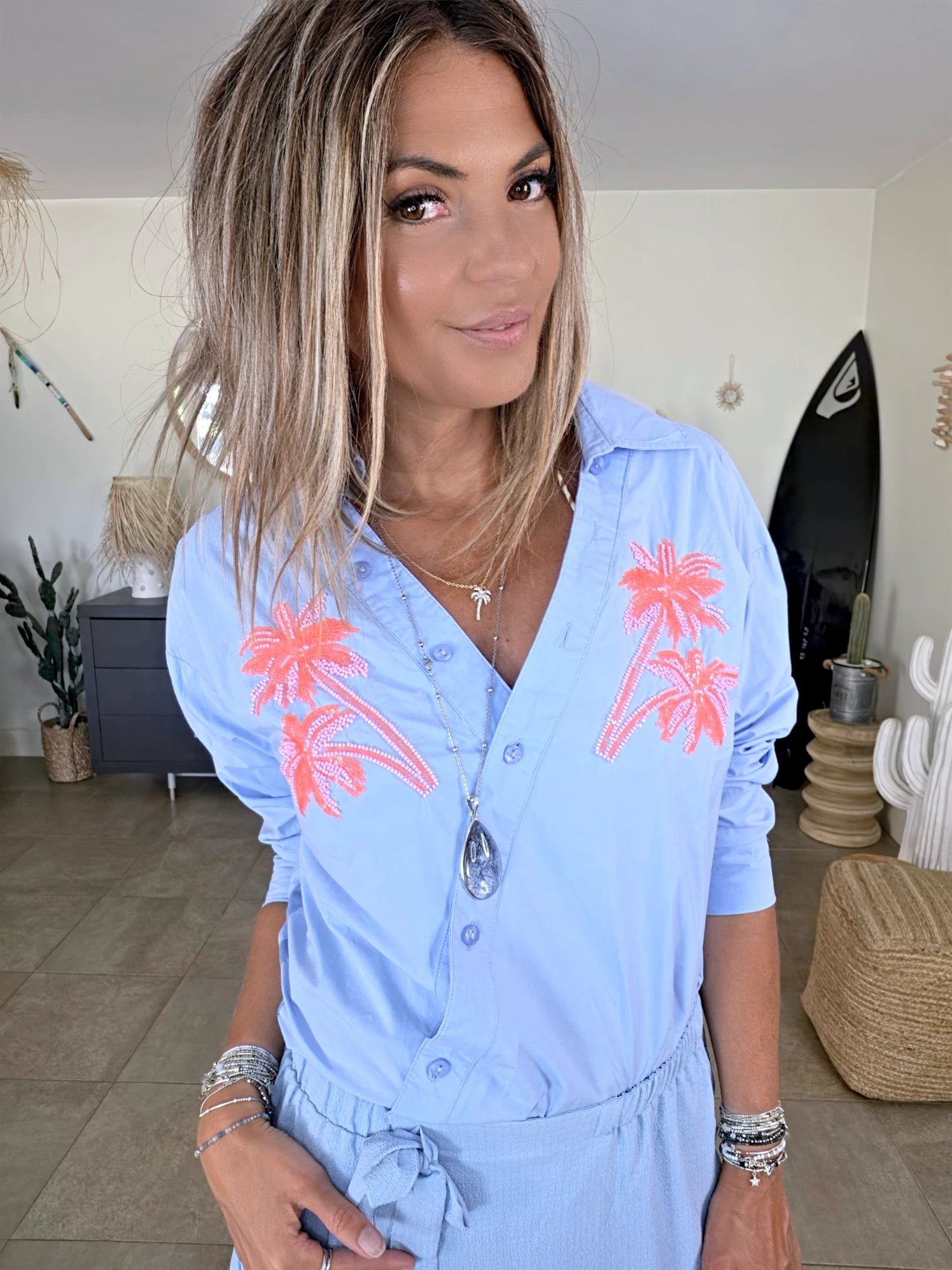 Chemise bleu ciel à palmiers orange fluo