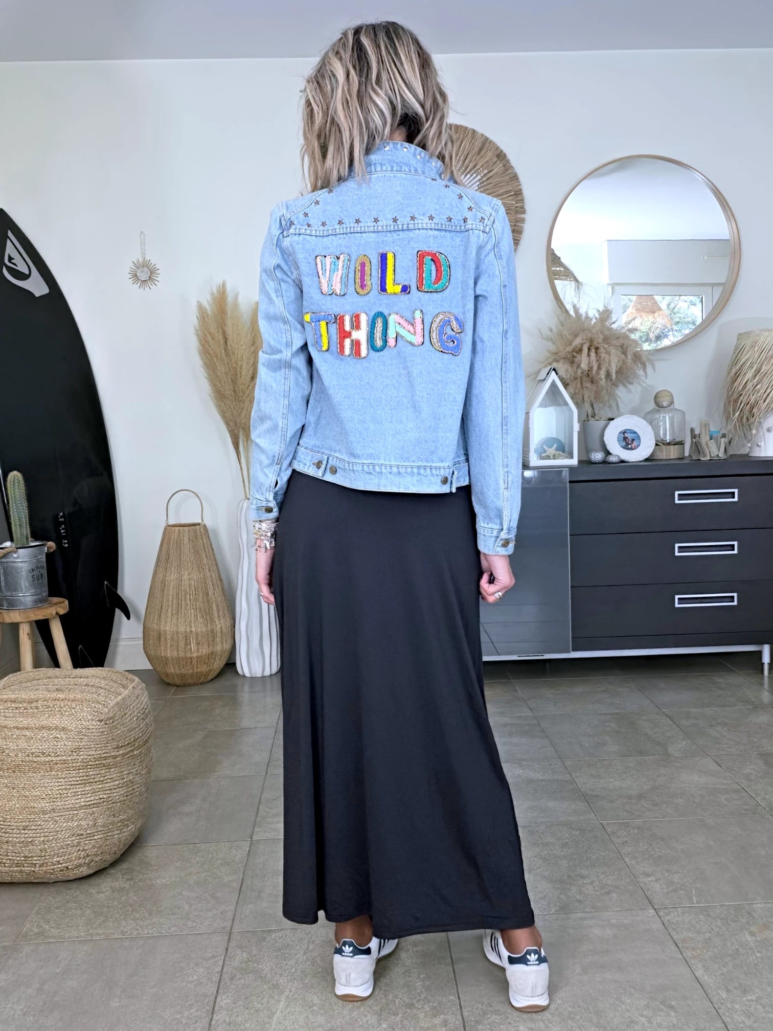 Veste en jean avec inscriptions perlées au dos