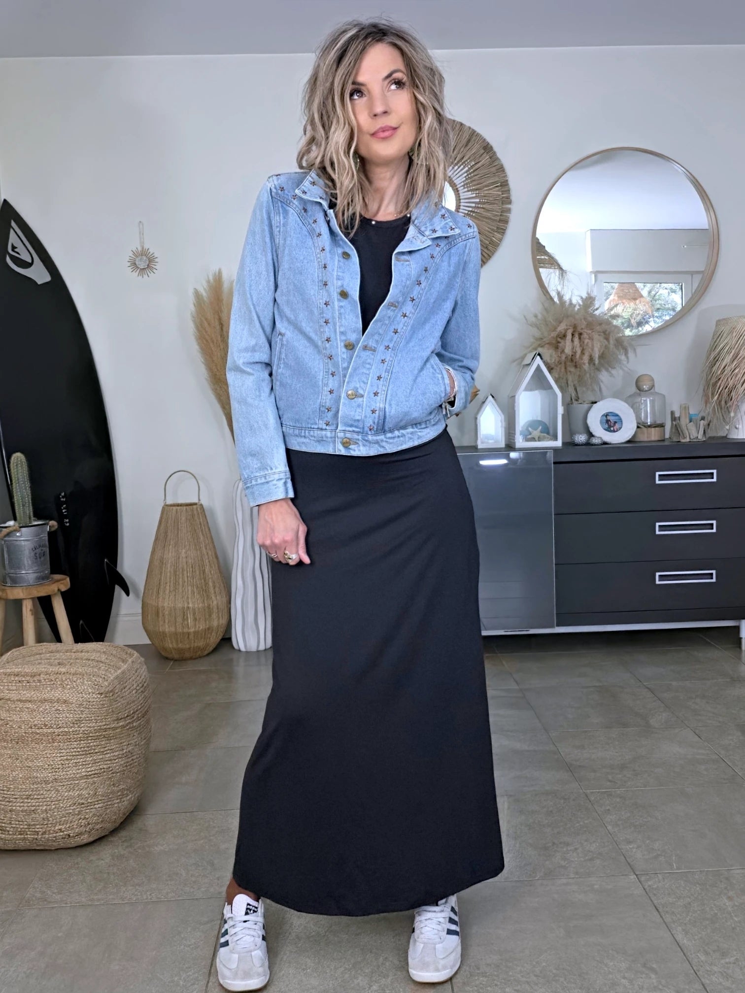 Veste en jean avec inscriptions perlées au dos