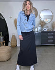 Veste en jean avec inscriptions perlées au dos
