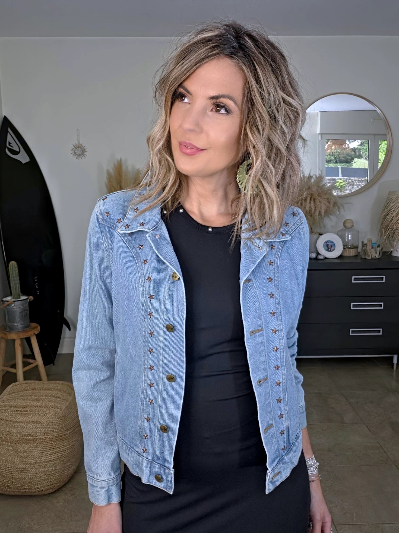 Veste en jean avec inscriptions perlées au dos